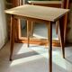 Table d'appoint en formica - pieds compas