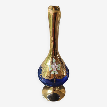 Vase forme Carafe, Tre Fuochi, en verre d Art soufflé/Murano. Avec motifs floraux émaillés en relief. Haut 30 cm