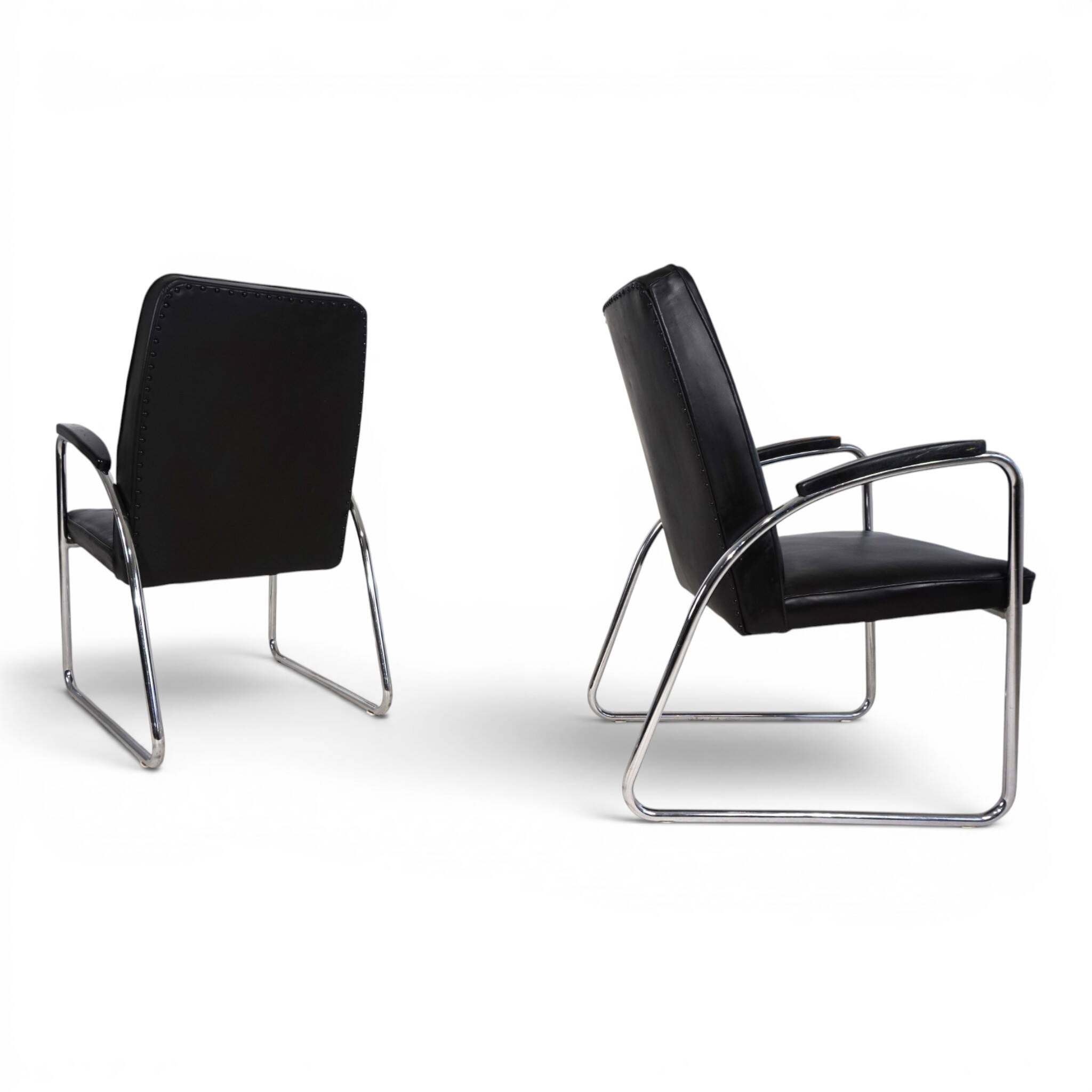 Set of 2 tubular steel Bauhaus Streamline leather armchairs, 1930.