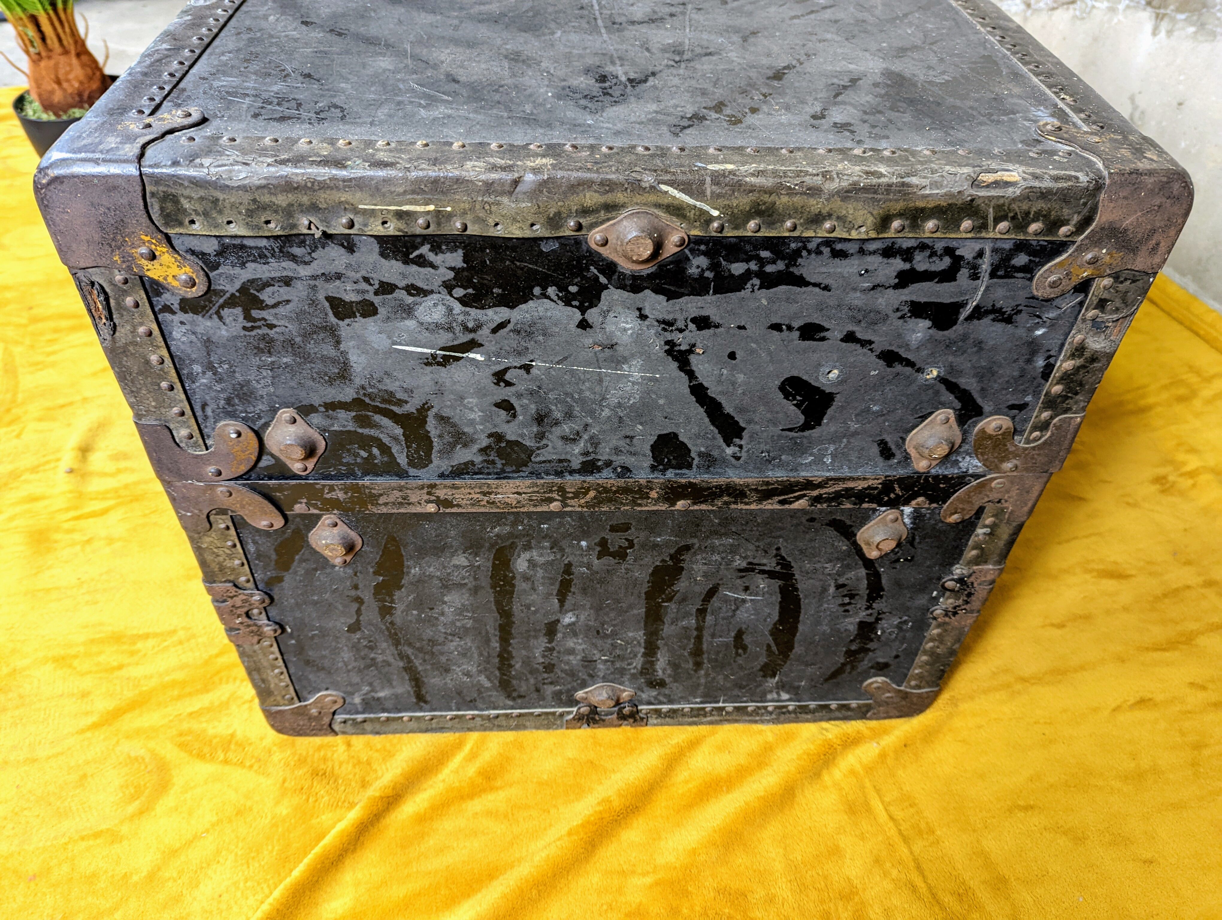 Antique travel trunk mendel trunk