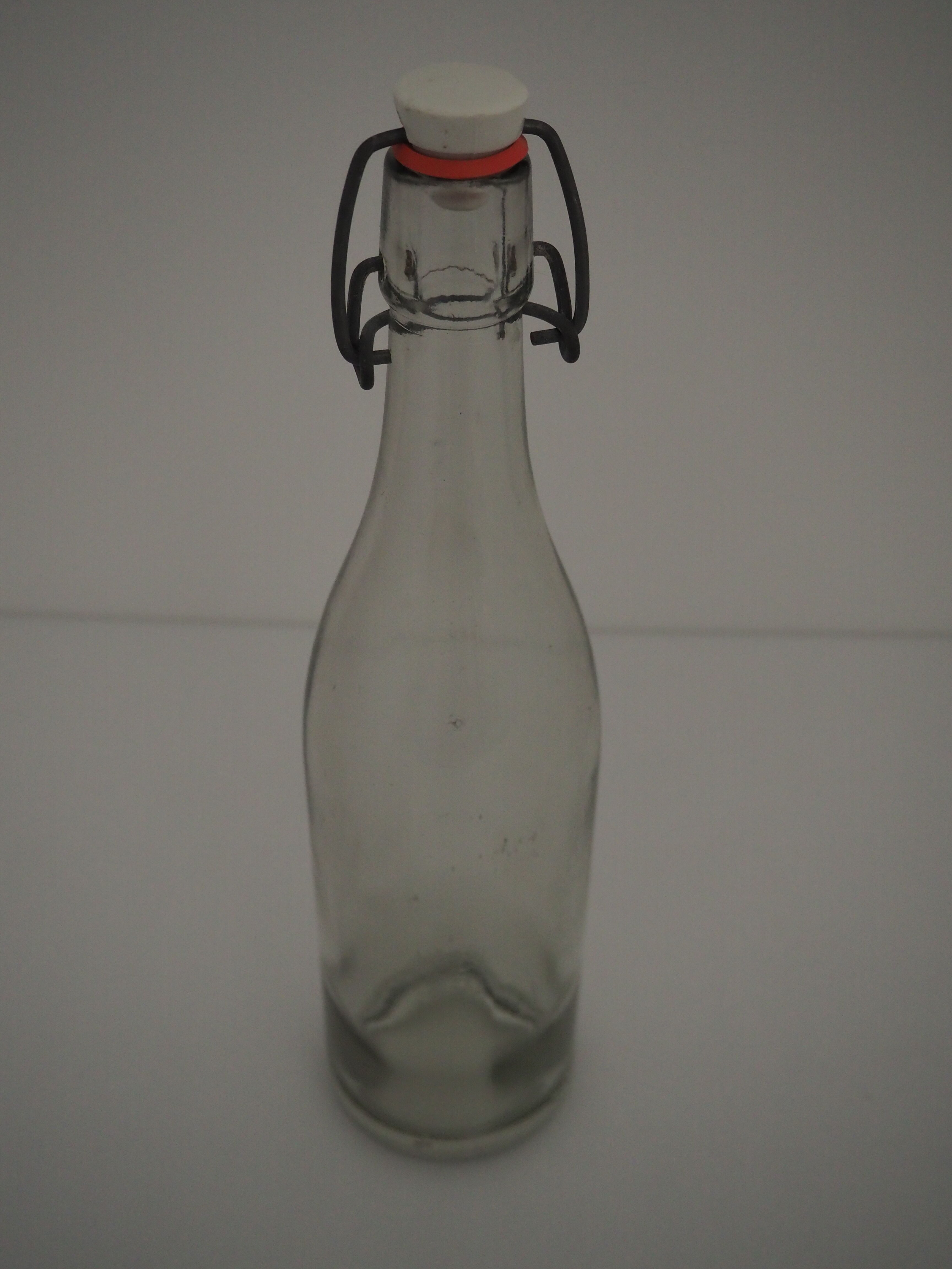 Cyser to mécanique fermeture in white glass porcelain cap.