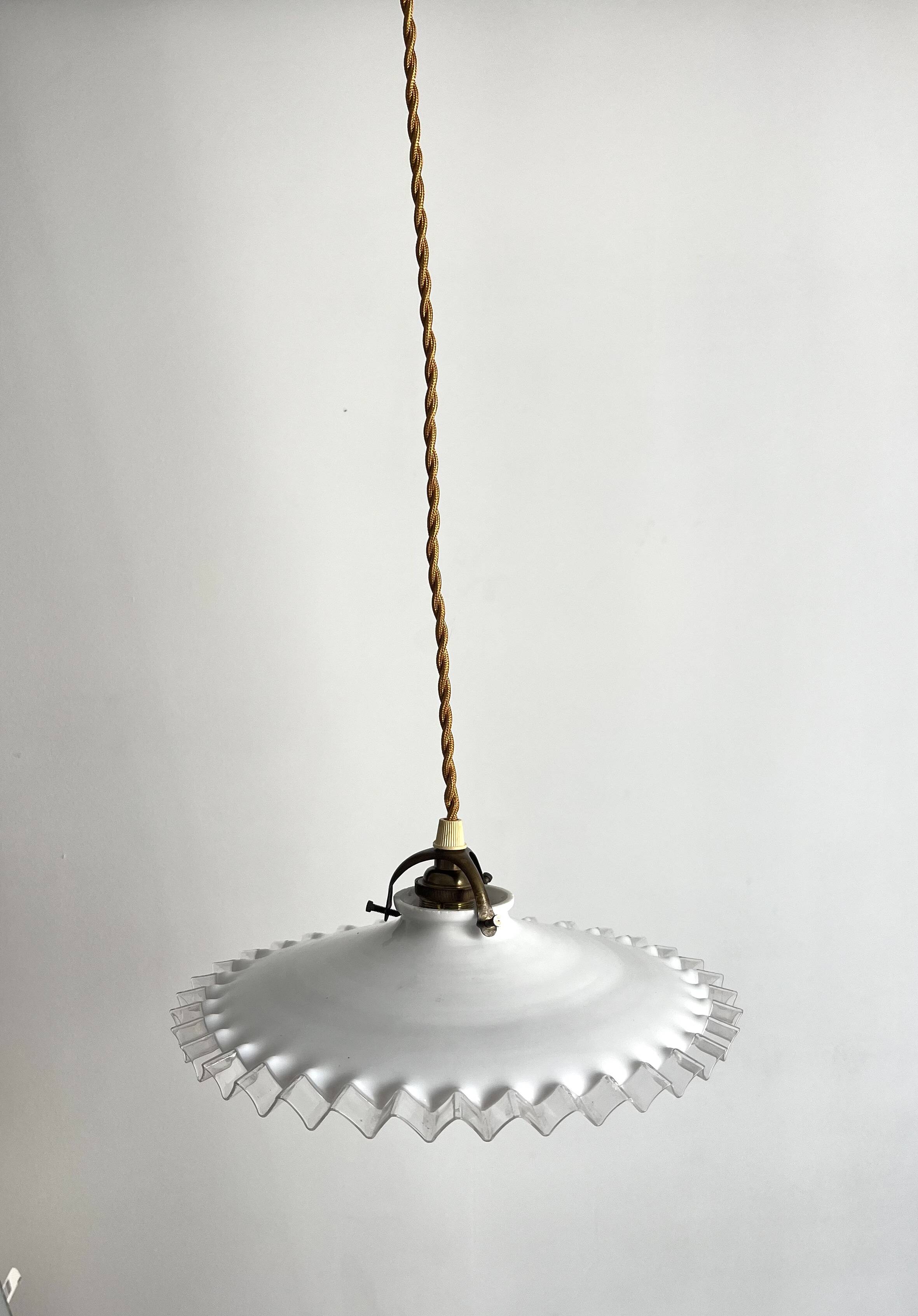 Suspension opaline blanche dentelle