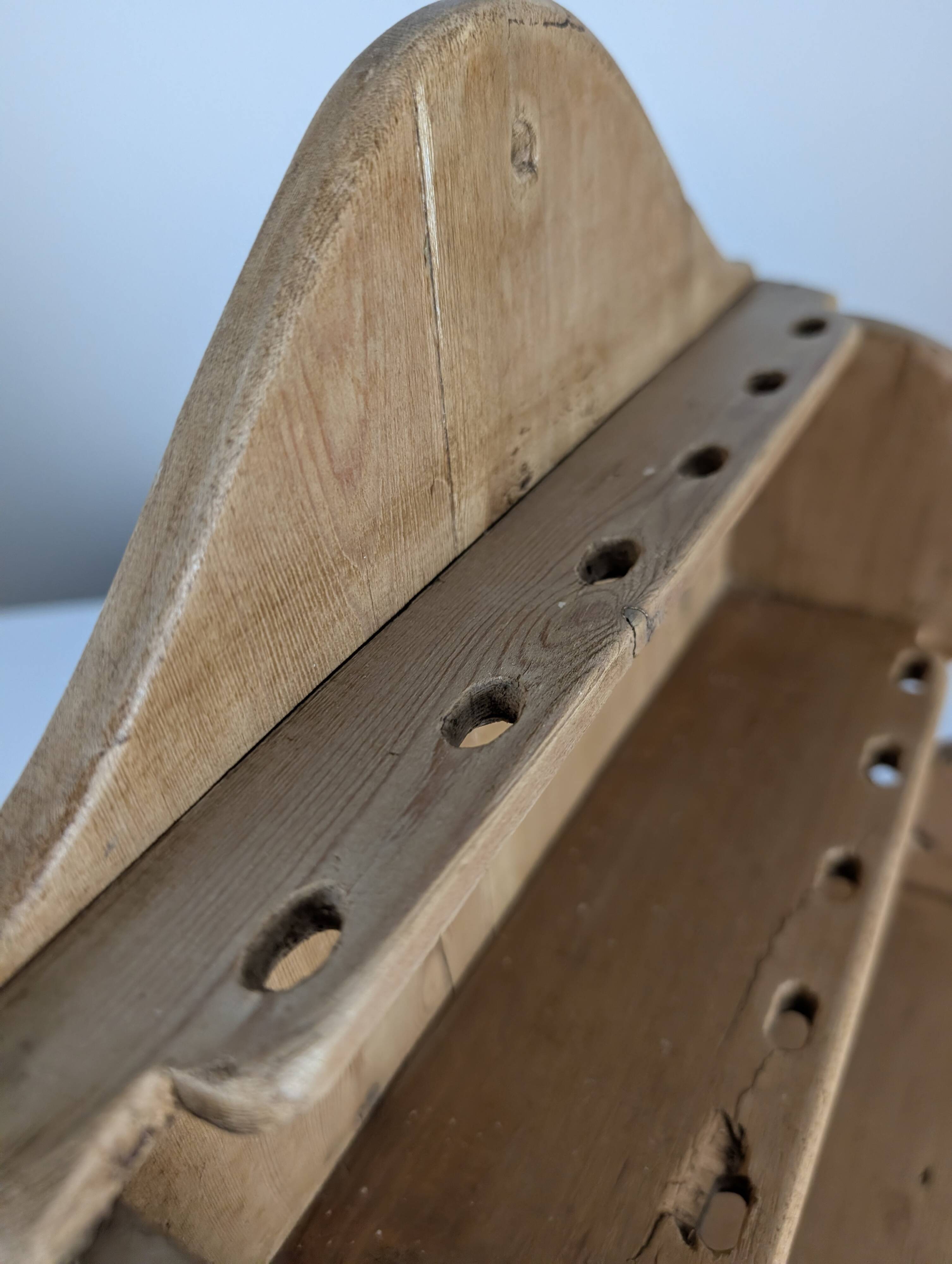 Étagère en pin sculpté à la main, style art populaire, 1 tiroir, 1950