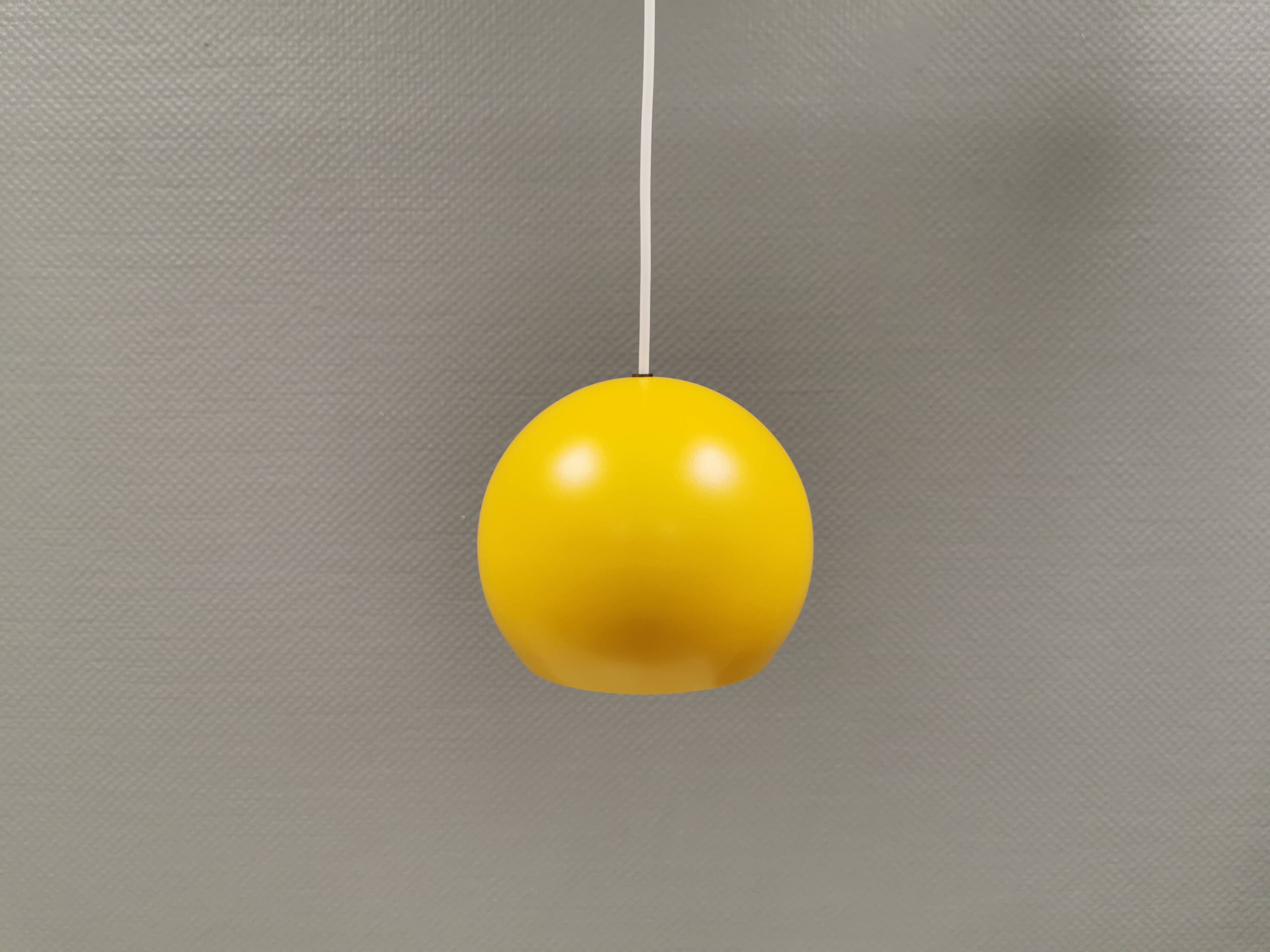 Spherical pendant lamp in sunny yellow.