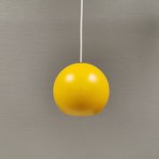 Lampe suspendue sphérique en jaune ensoleillé.