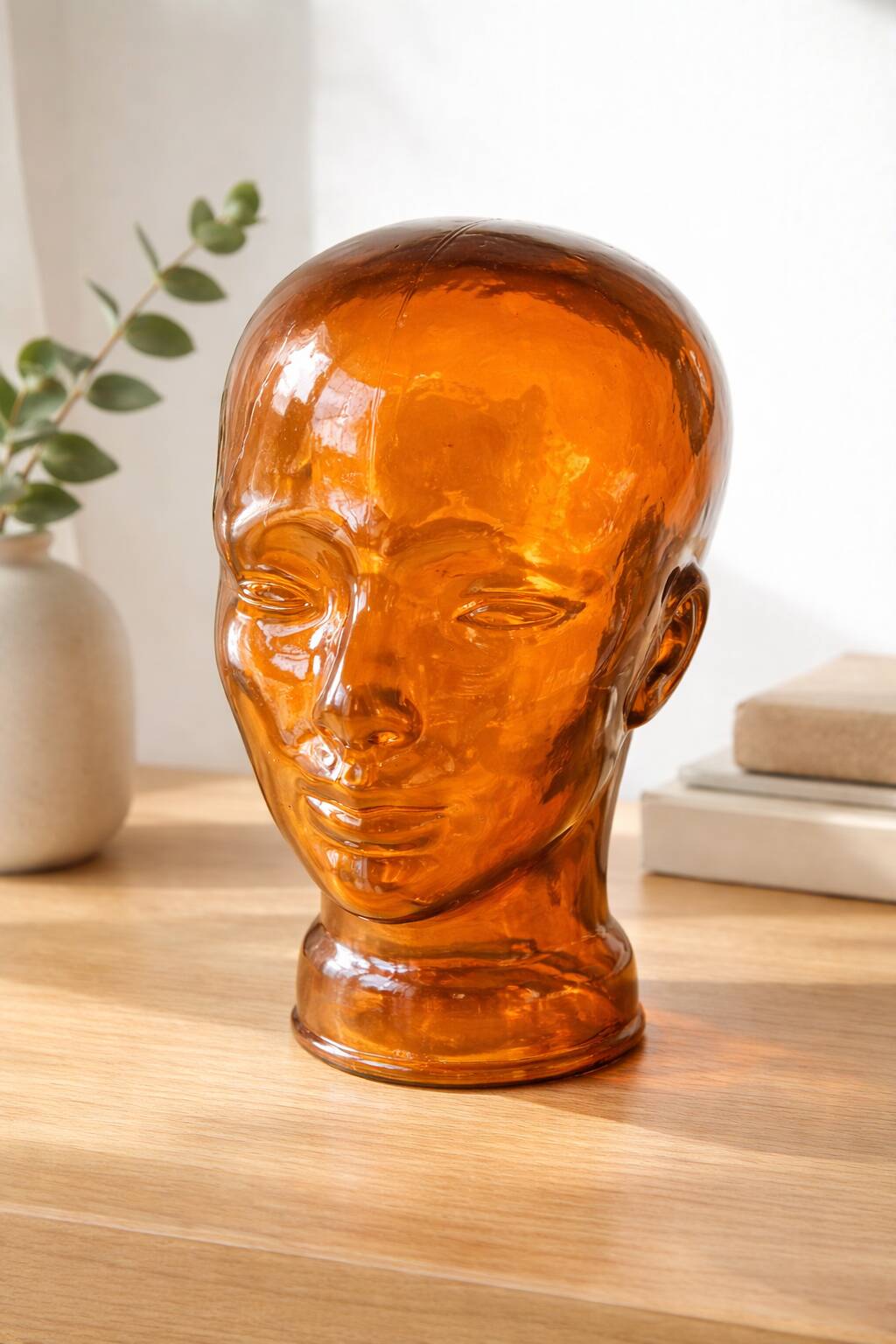 Decorative sculptural head in amber glass – Contemporary design