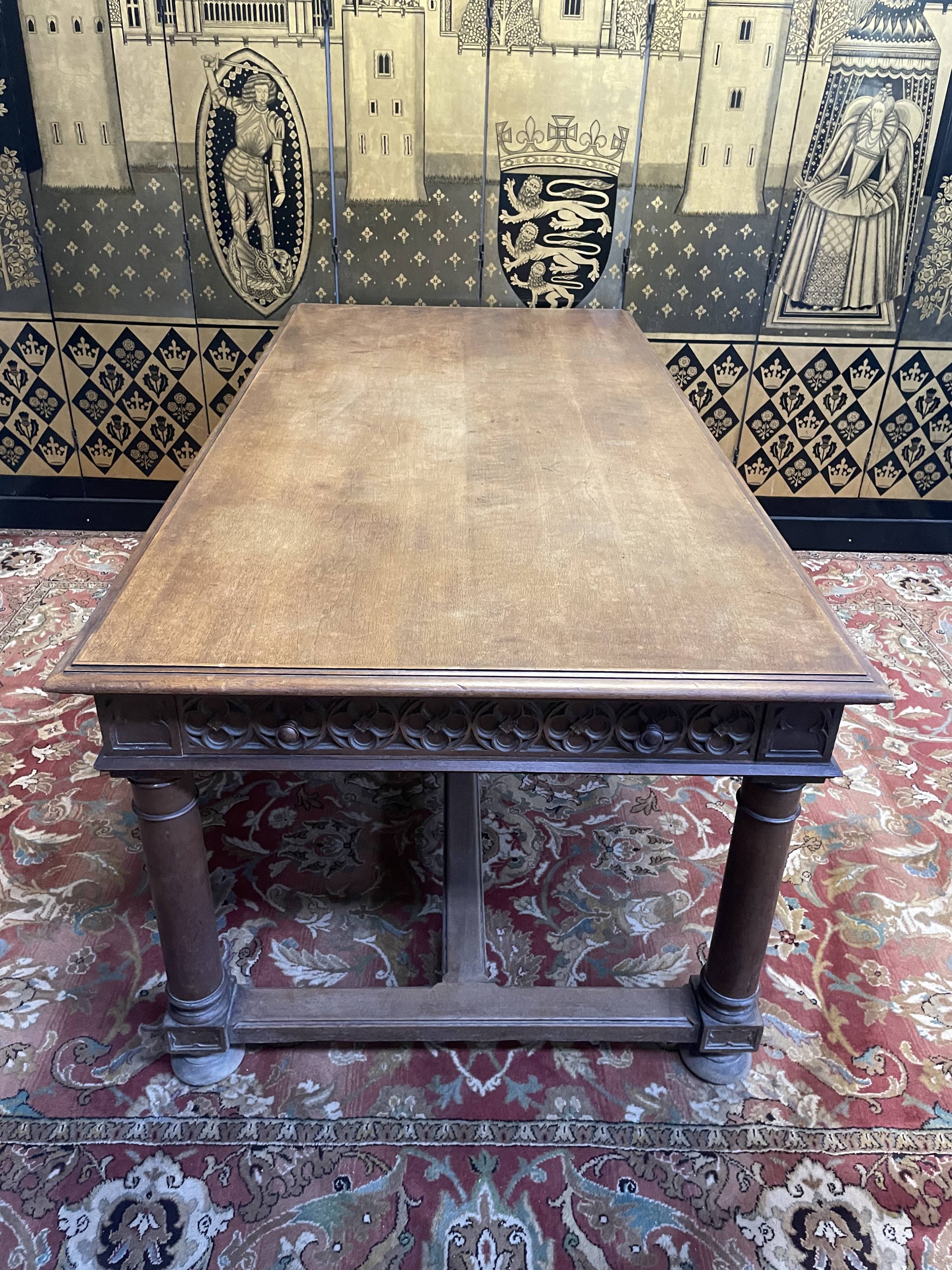 Gothic style dining table - Louis XIII walnut