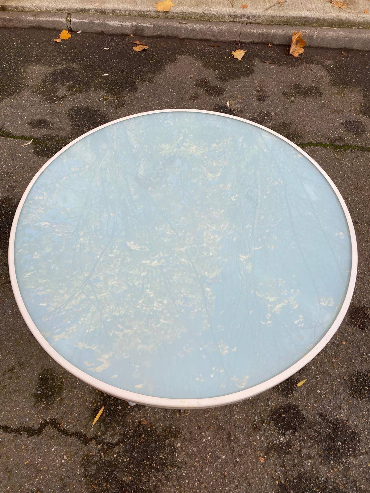 Round bistro table in steel with tulip base and glass top, 60cm