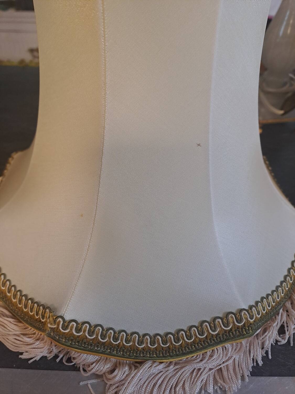 2 bedside lamps in white alabaster with lampshades.