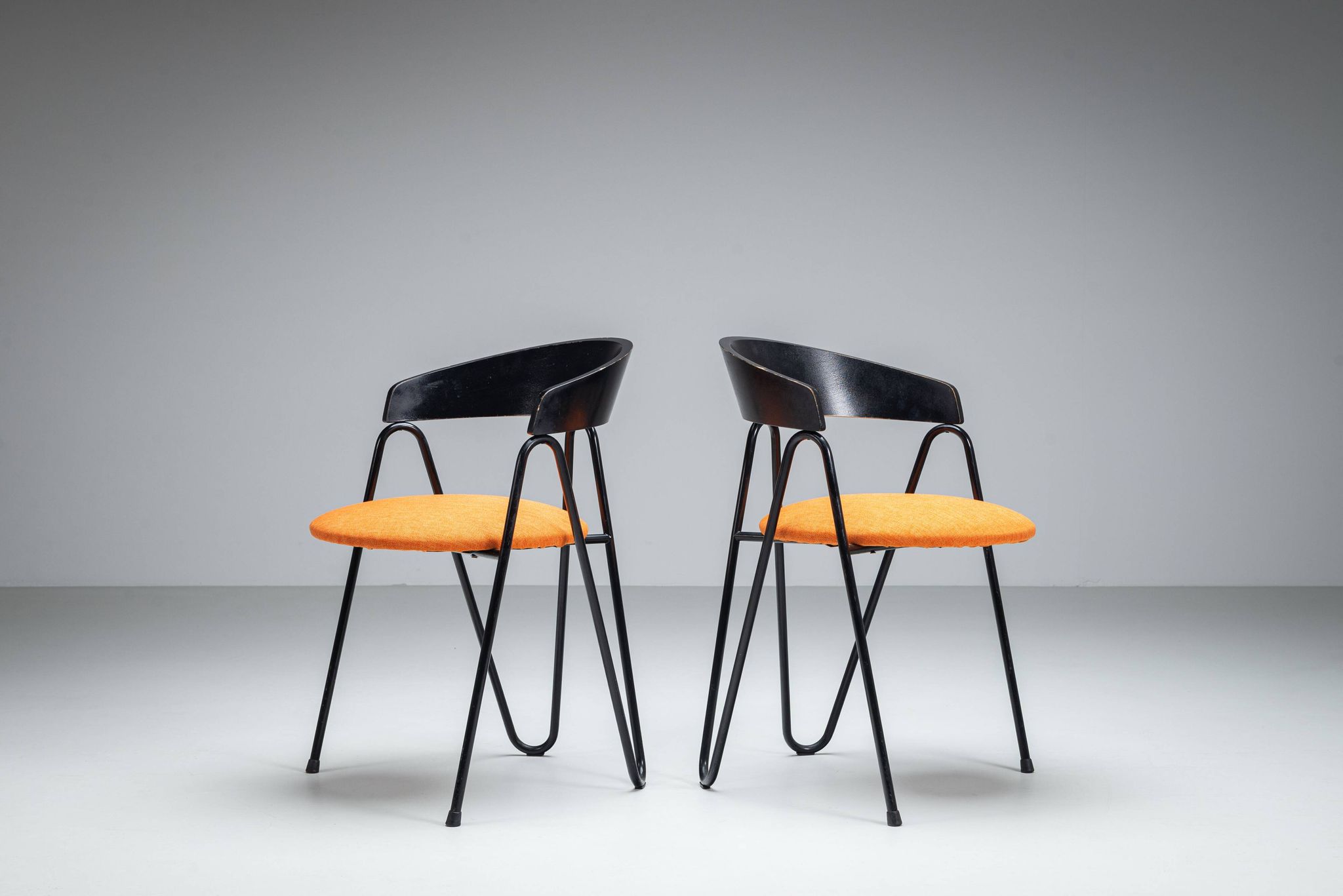 Une paire de chaises de style Memphis