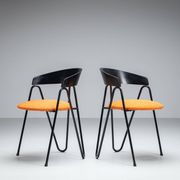 Une paire de chaises de style Memphis