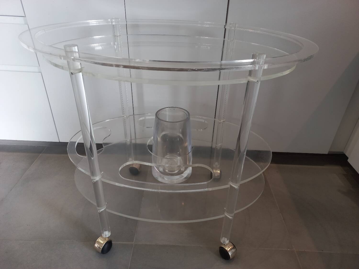Plexiglass serving bar