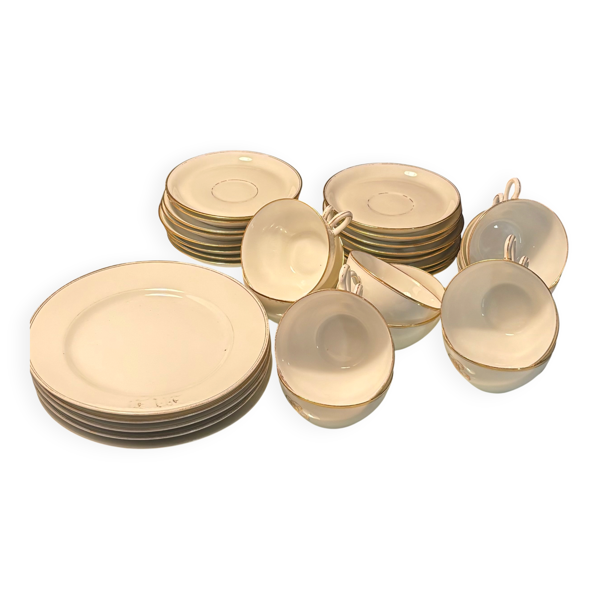 Service à thé en porcelaine (Limoges) 35 pieces monogrammè à liseré doré