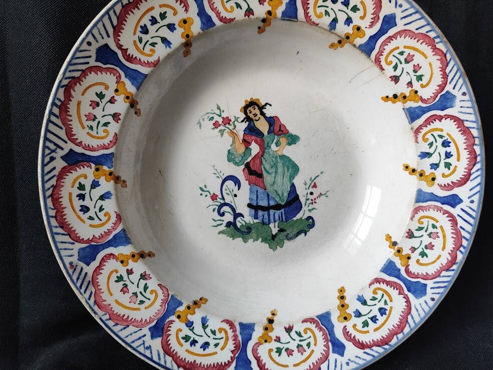 1870 / 1900 scallop shell Gien Faience Opaque / dancing woman