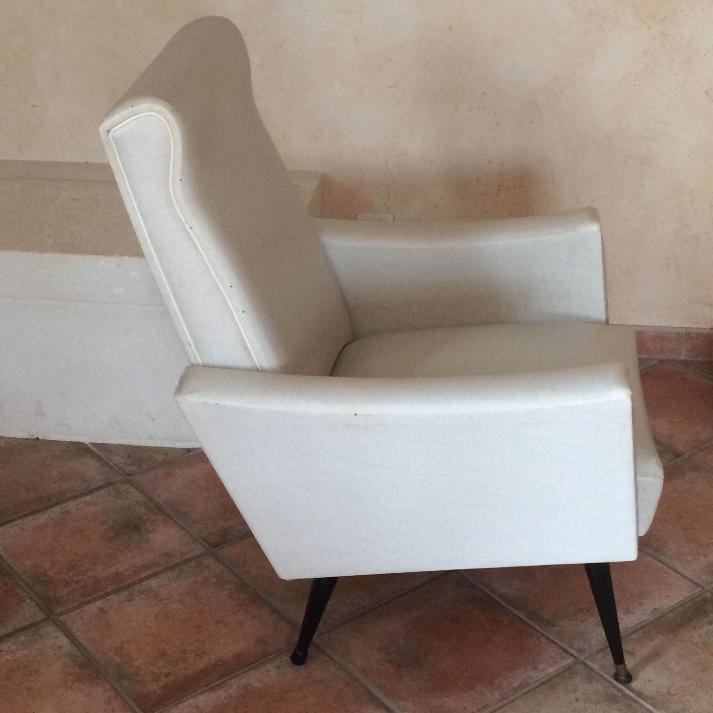 Armchair of the years vintage 50/60.en white leatherette
