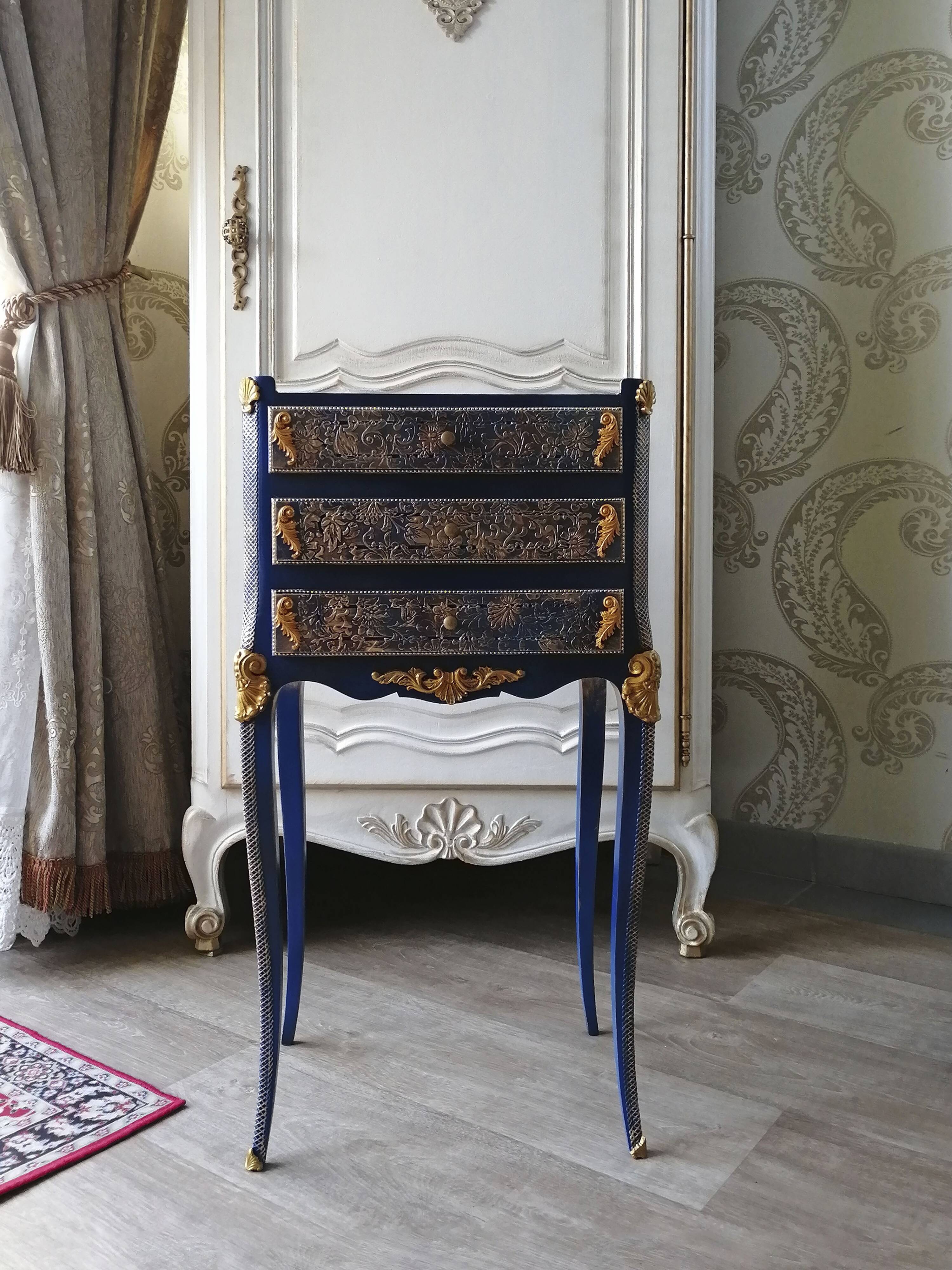 Table de chevet relookée classique – meuble décoratif bleu et doré
