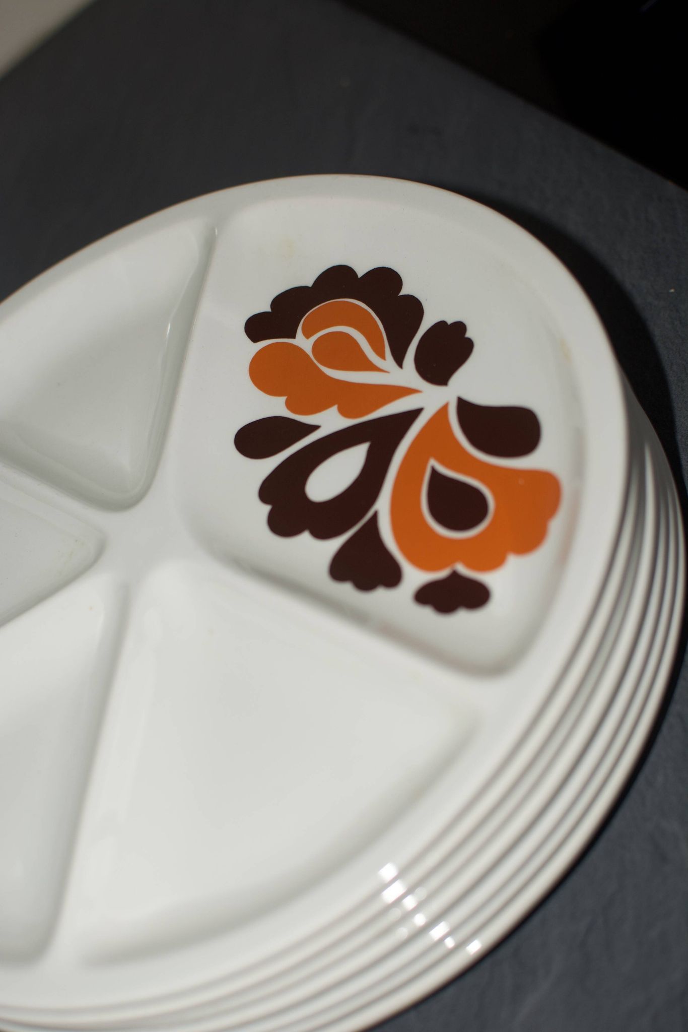 Assiettes vintage Le Creuset à fleurs