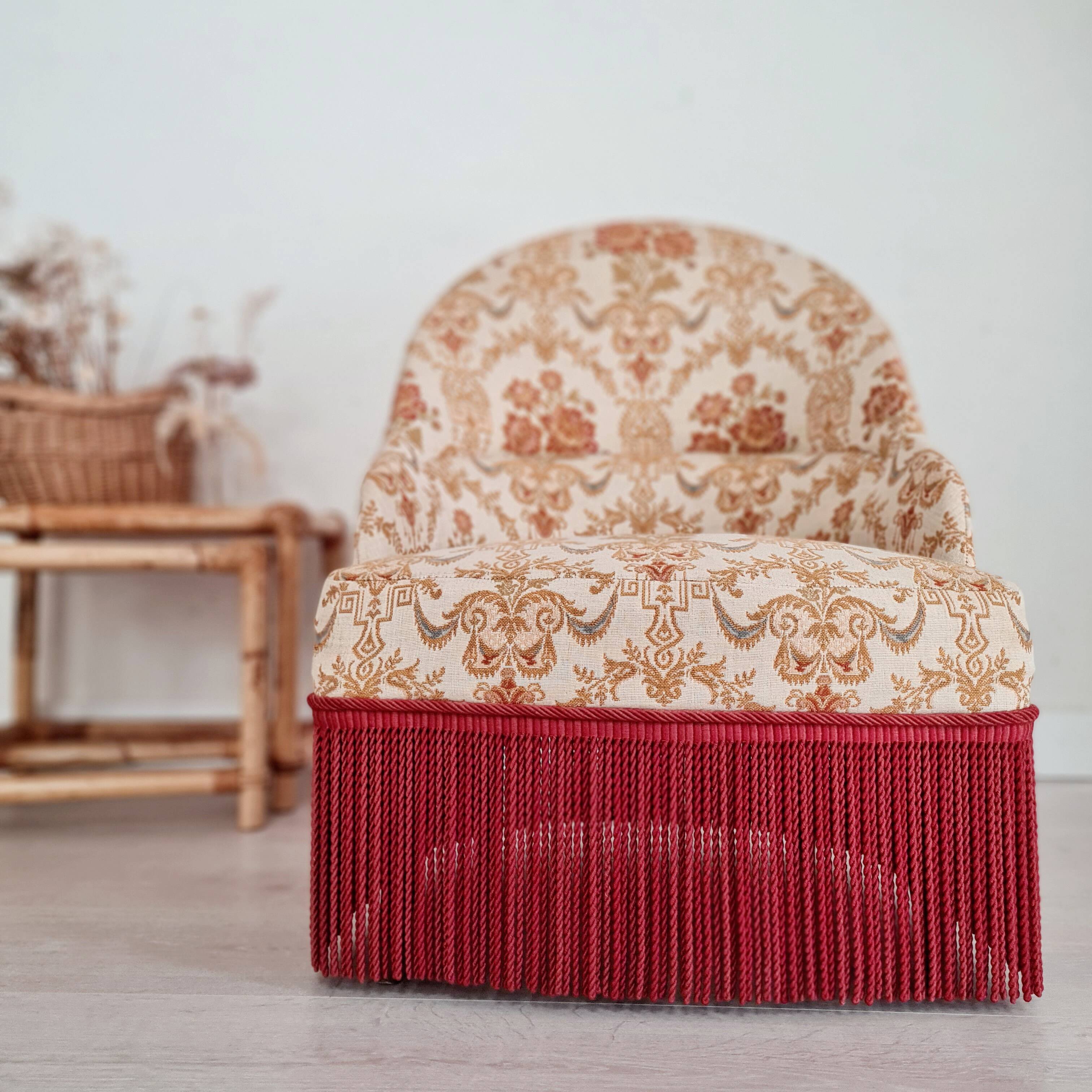 Beige toad armchair with floral patterns and red fringes