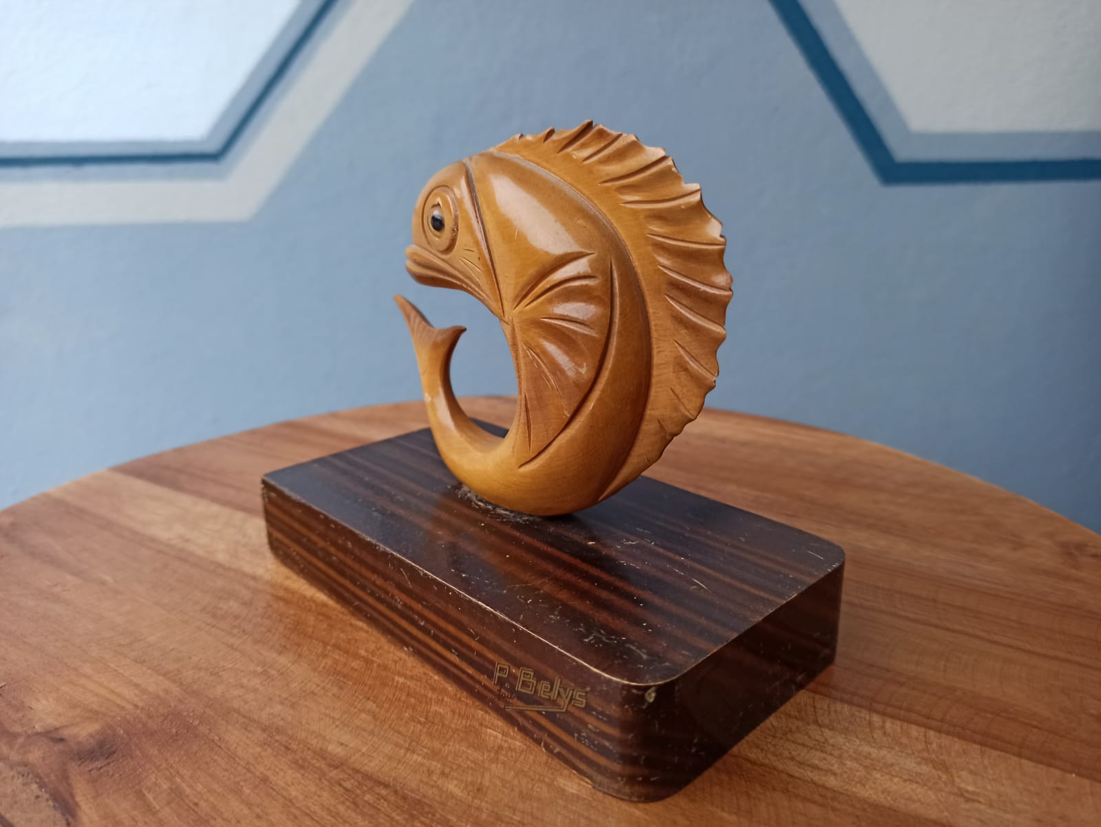 Paire de serre livres en bois sculpté