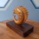 Paire de serre livres en bois sculpté