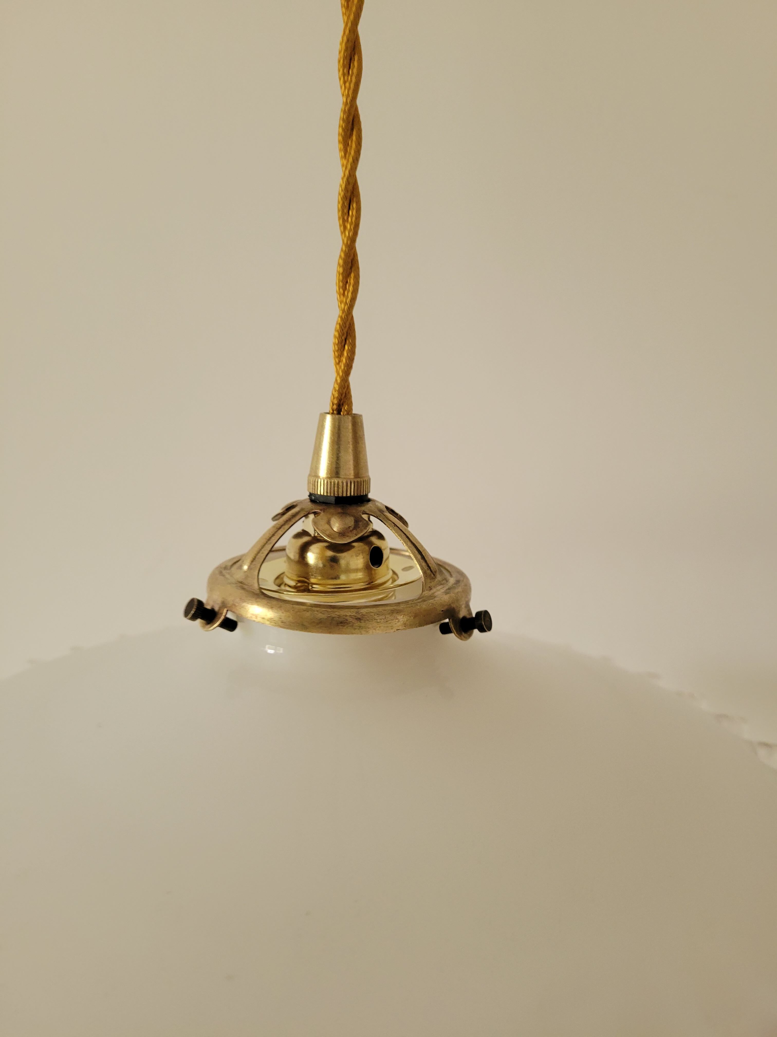 Serrated opaline suspension