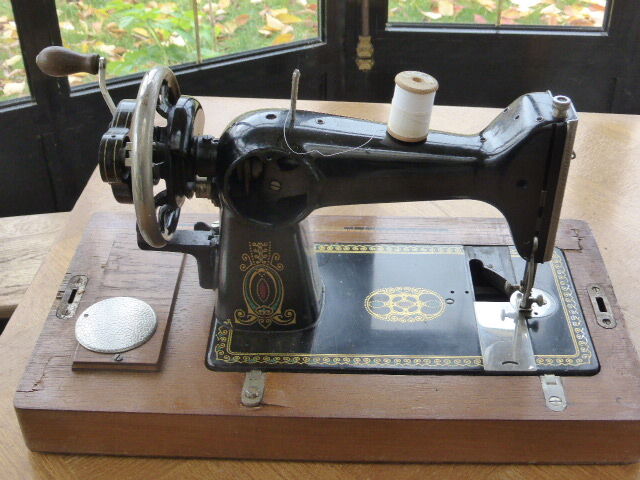 Gelria black metal sewing machine