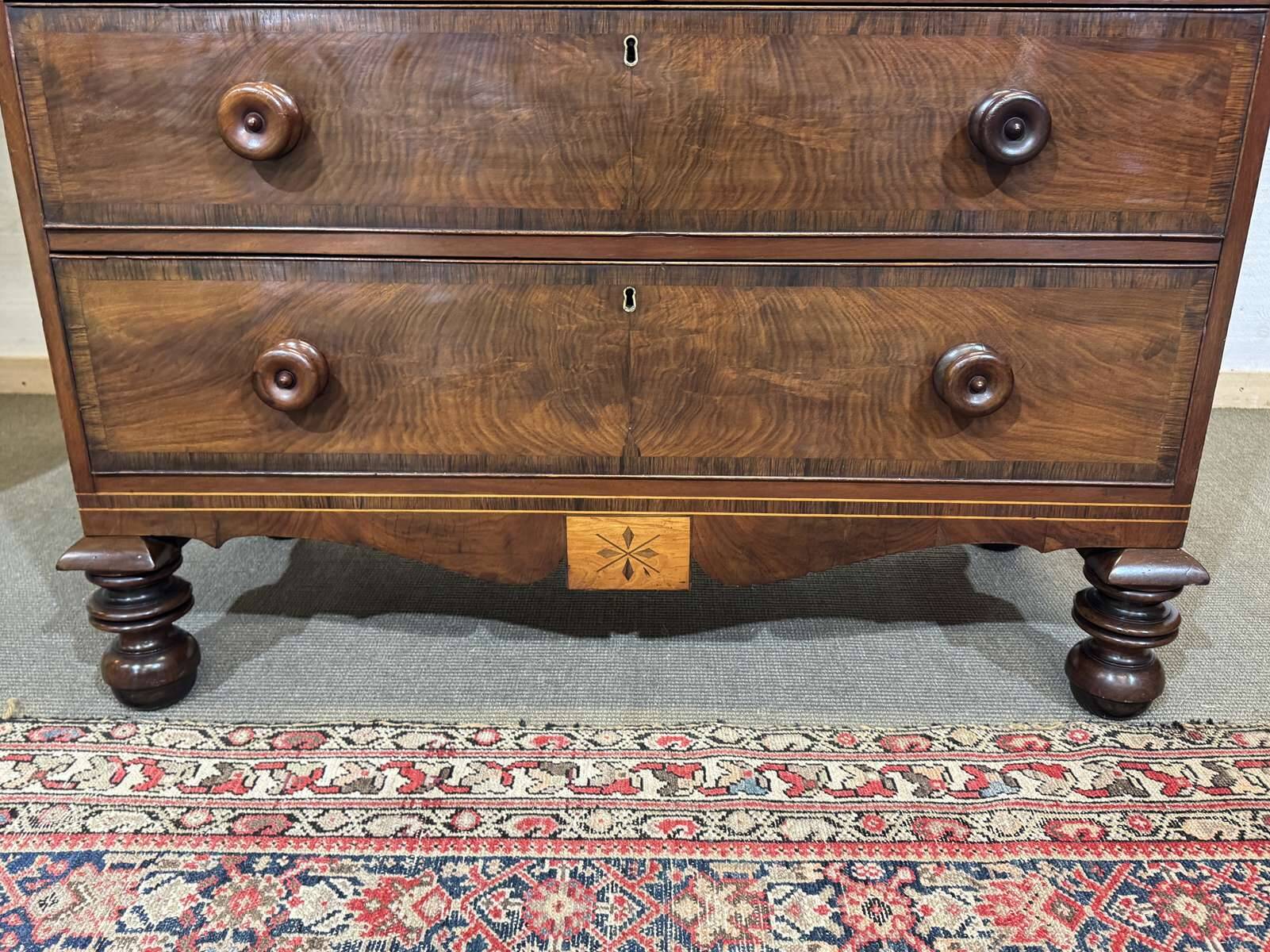 Victorian English commode from the 19th century in mahogany.