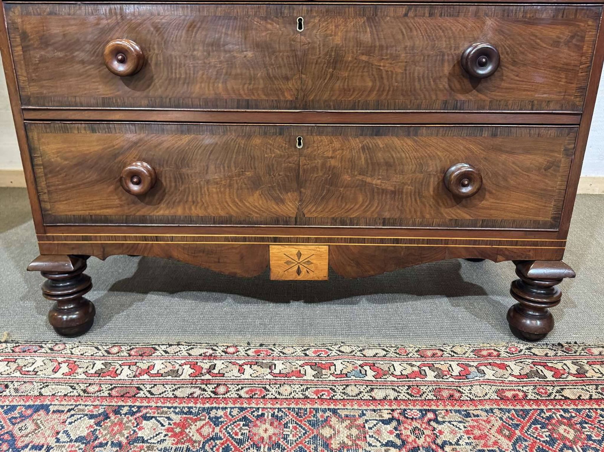 Victorian English commode from the 19th century in mahogany.