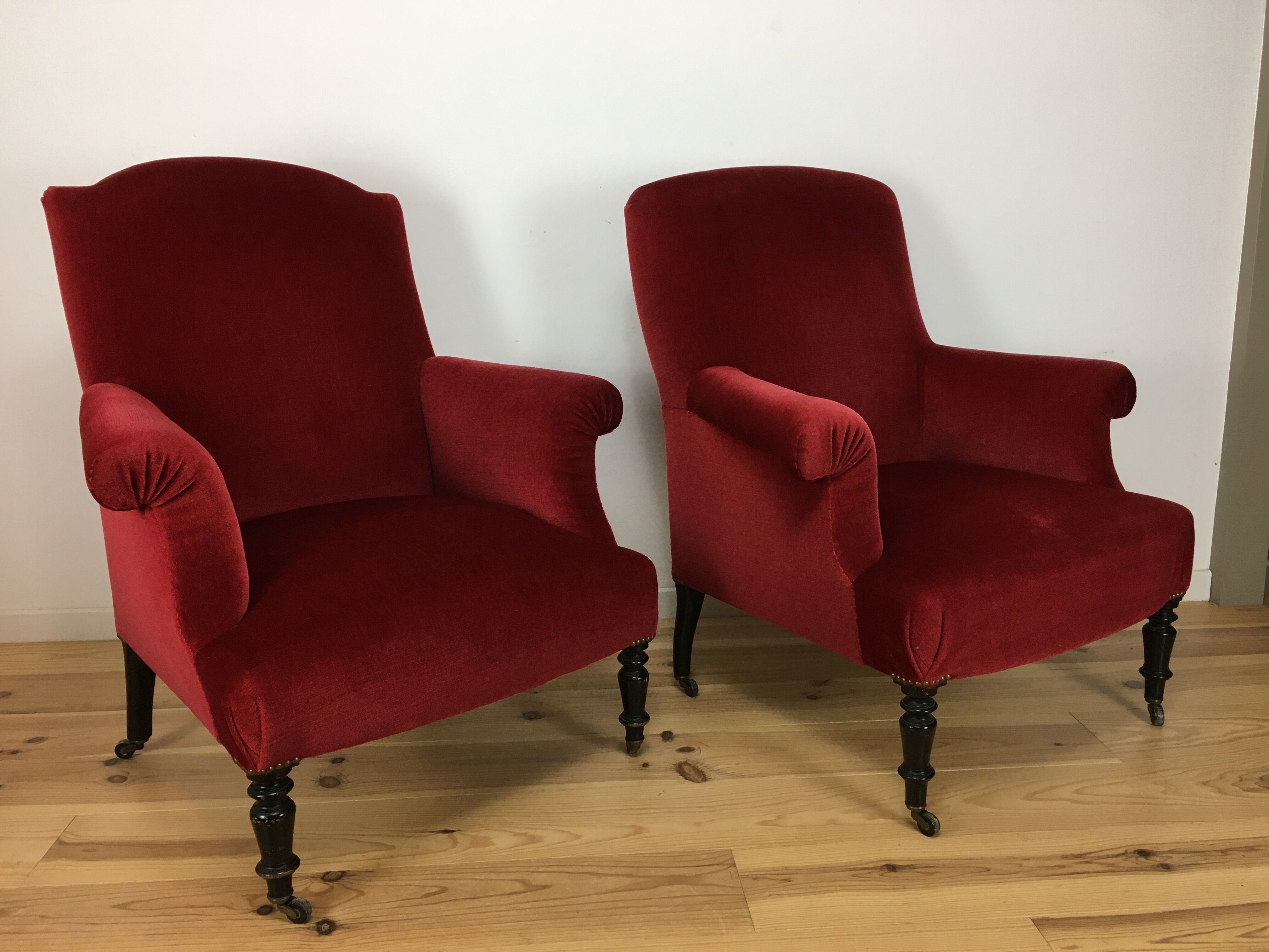 Paire de fauteuils crapaud Napoléon III en velours rouge