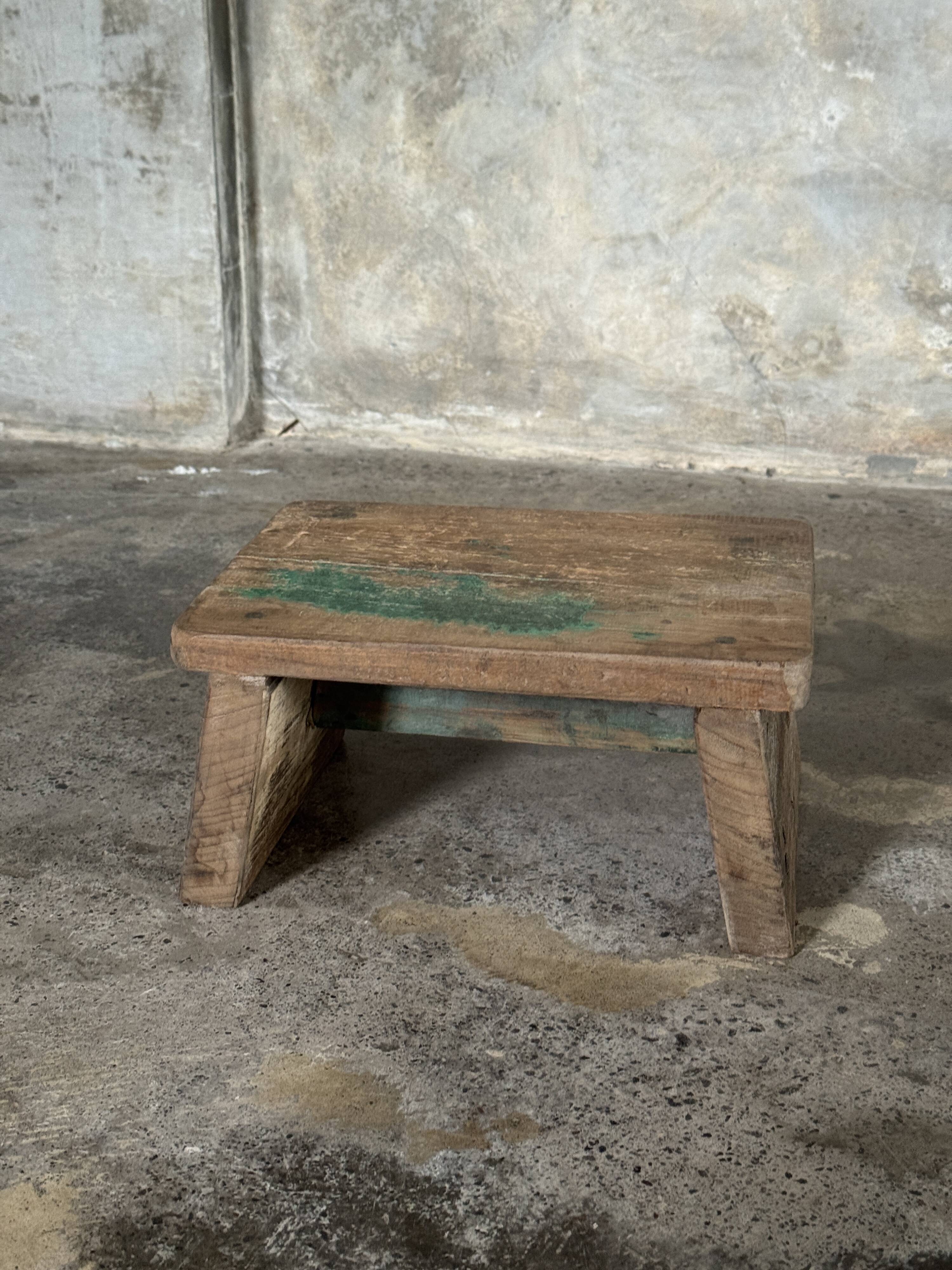 Tabouret d'appoint en teck upcyclé, traces de chromie verte