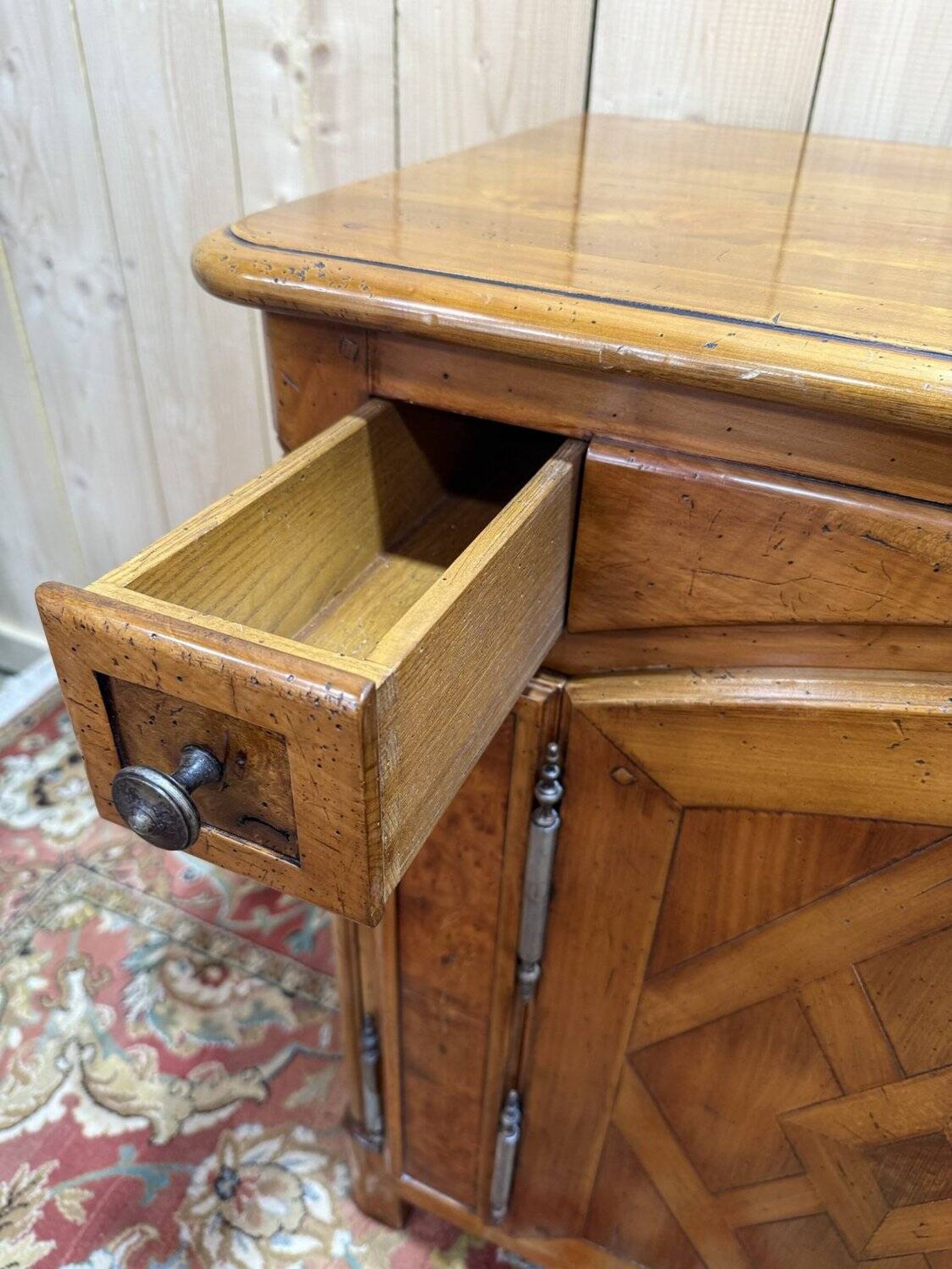 Buffet de style chasse en merisier