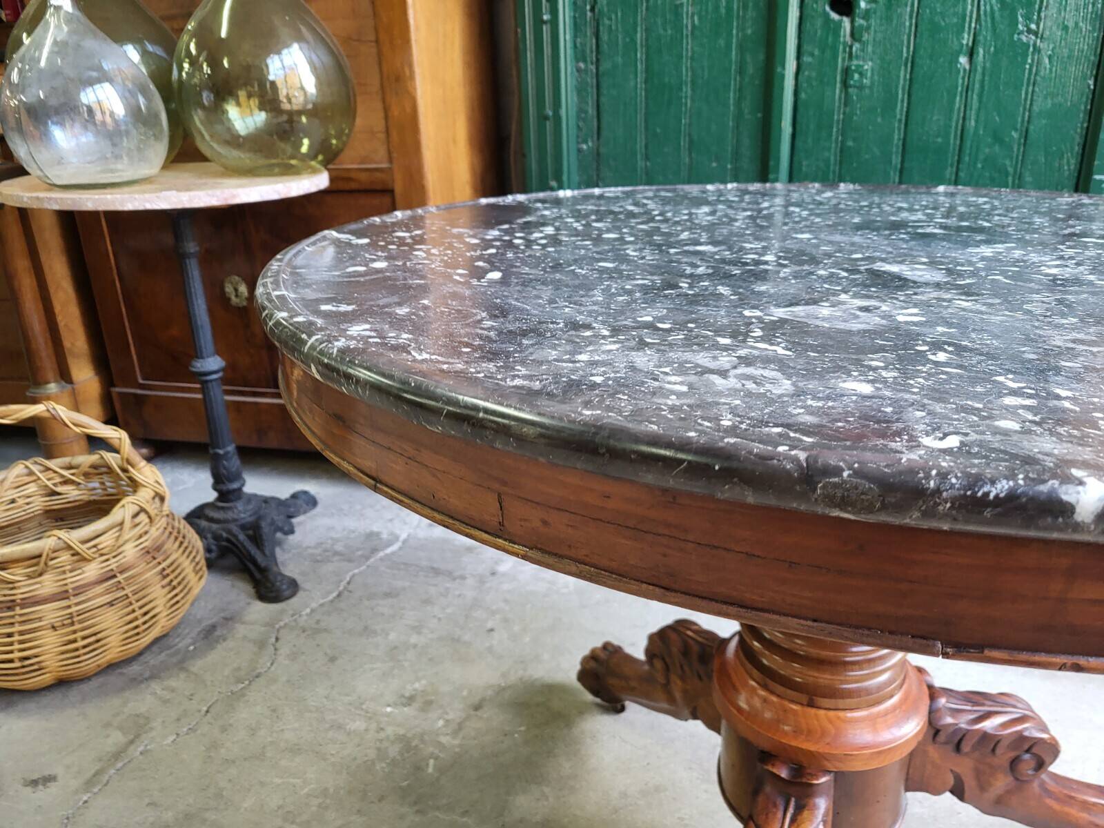 Round pedestal table with marble top and mahogany tripod from the 19th century