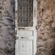 Porte d'entrée ancienne en chêne avec grille en fonte, récupération architecturale française