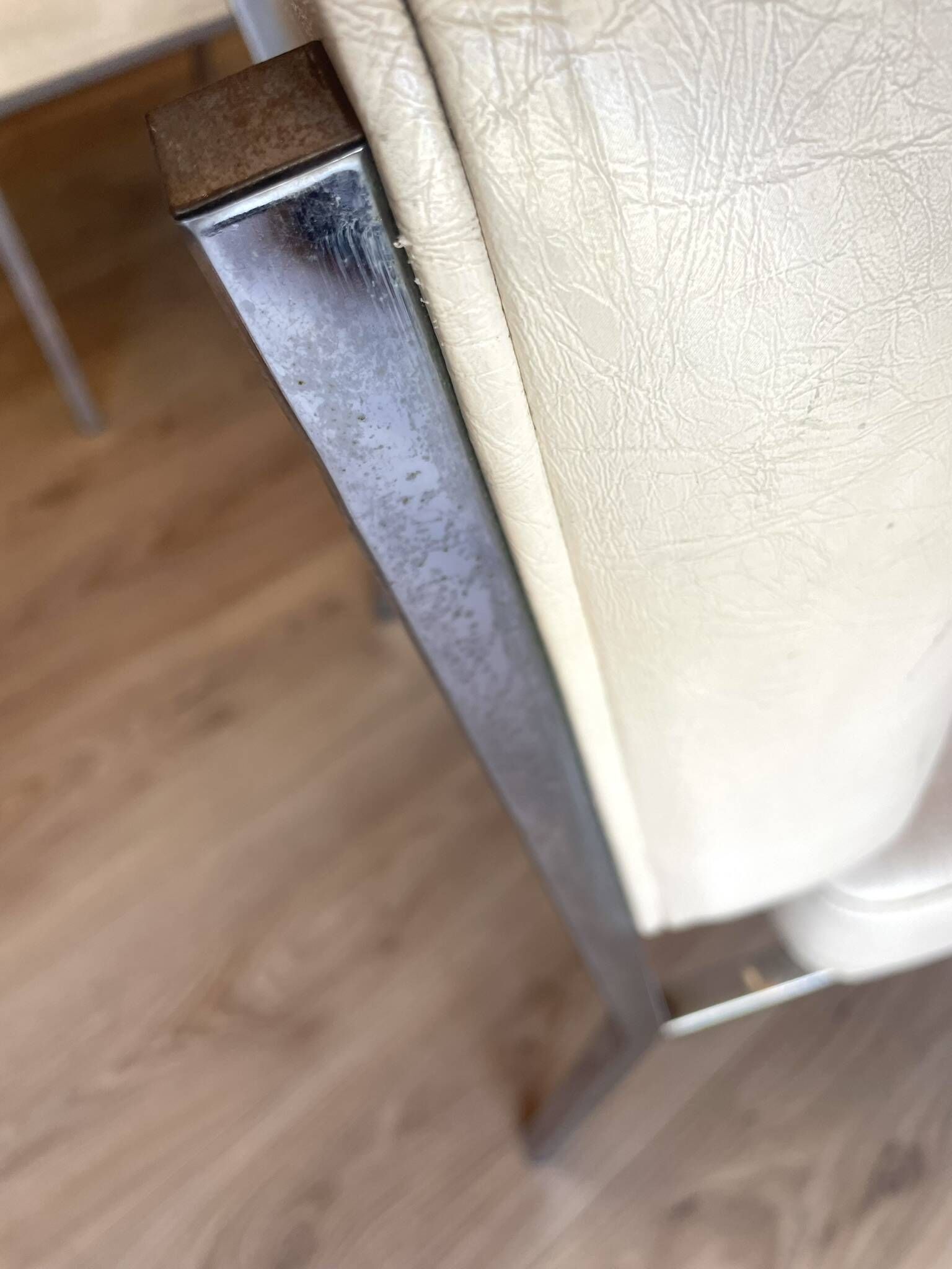 2 vintage chairs in white faux leather and chrome tube - Mid-Century 70s design