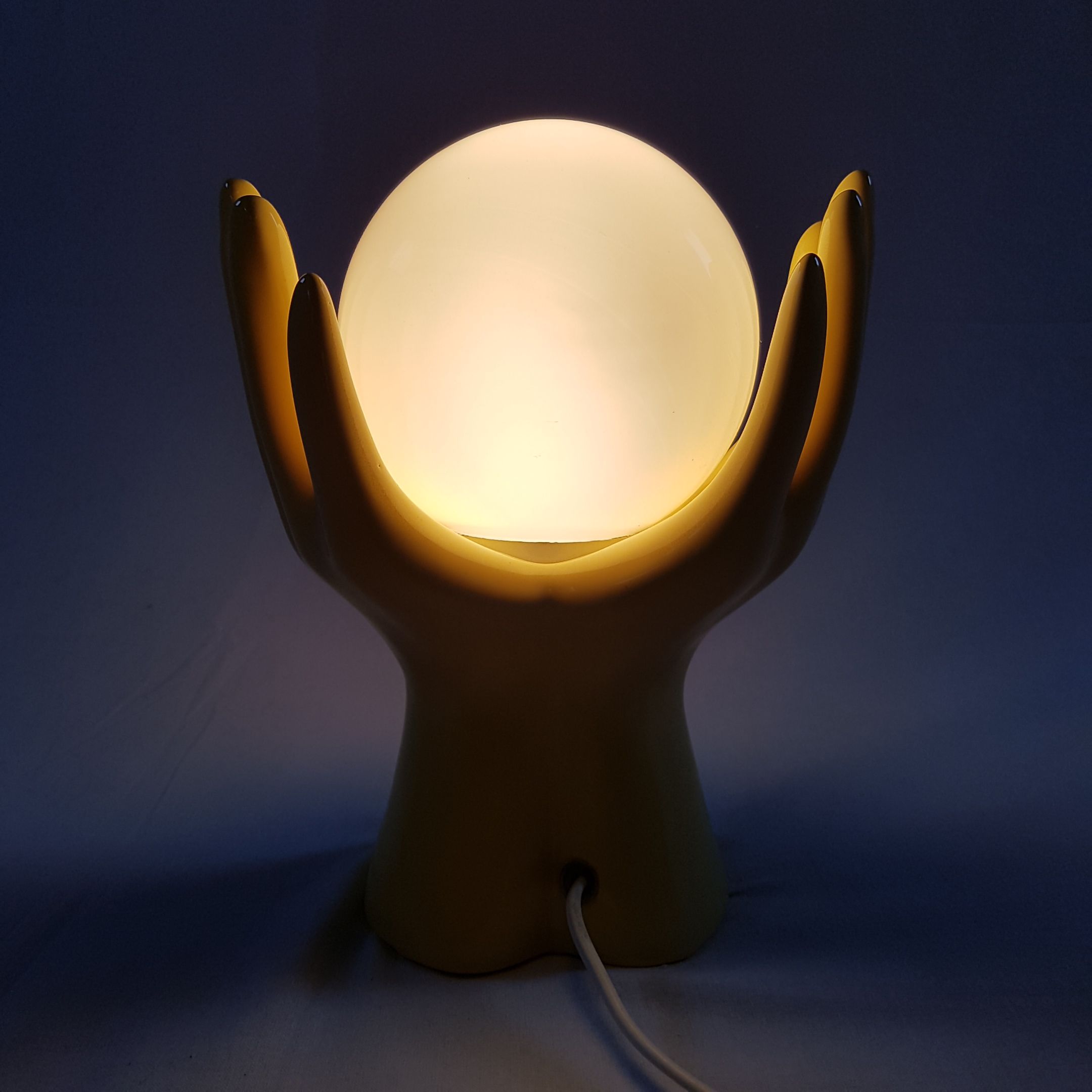 Lamp 2 hands holding a globe ceramic 70