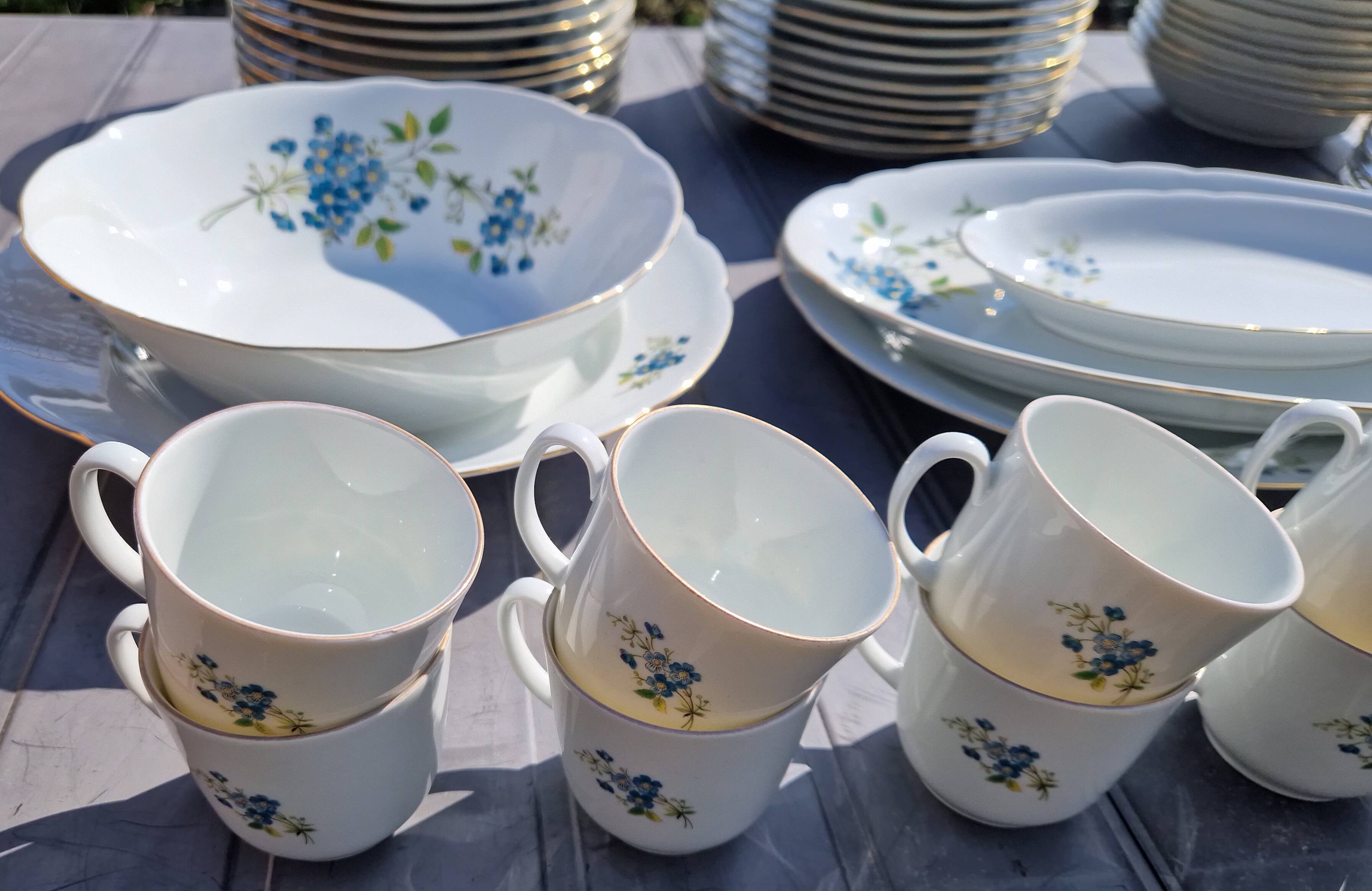 Porcelain tableware service by Bareuther, 75 pieces with a forget-me-not design.