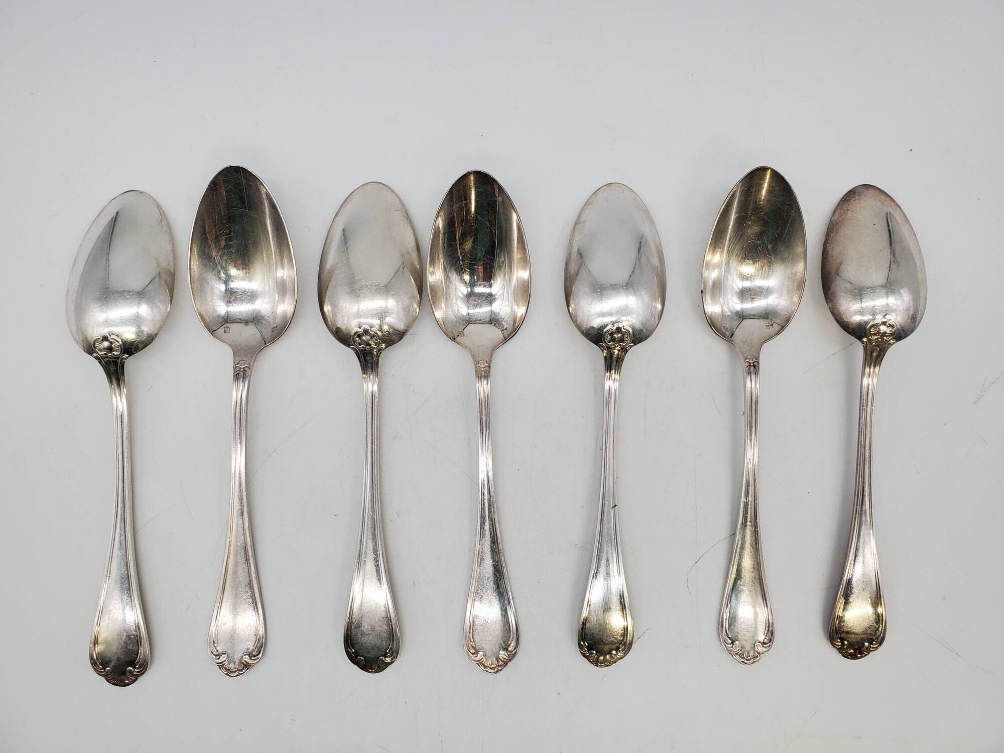 Lot de 7 cuillères à potage en métal argenté bas motif Louis XV