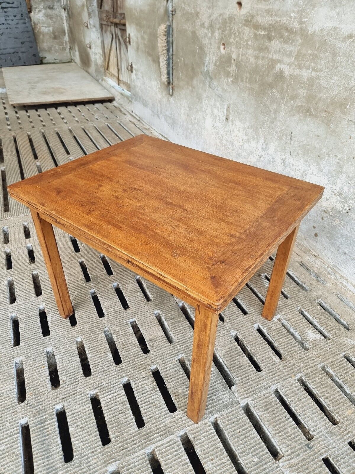 Dining table extendable