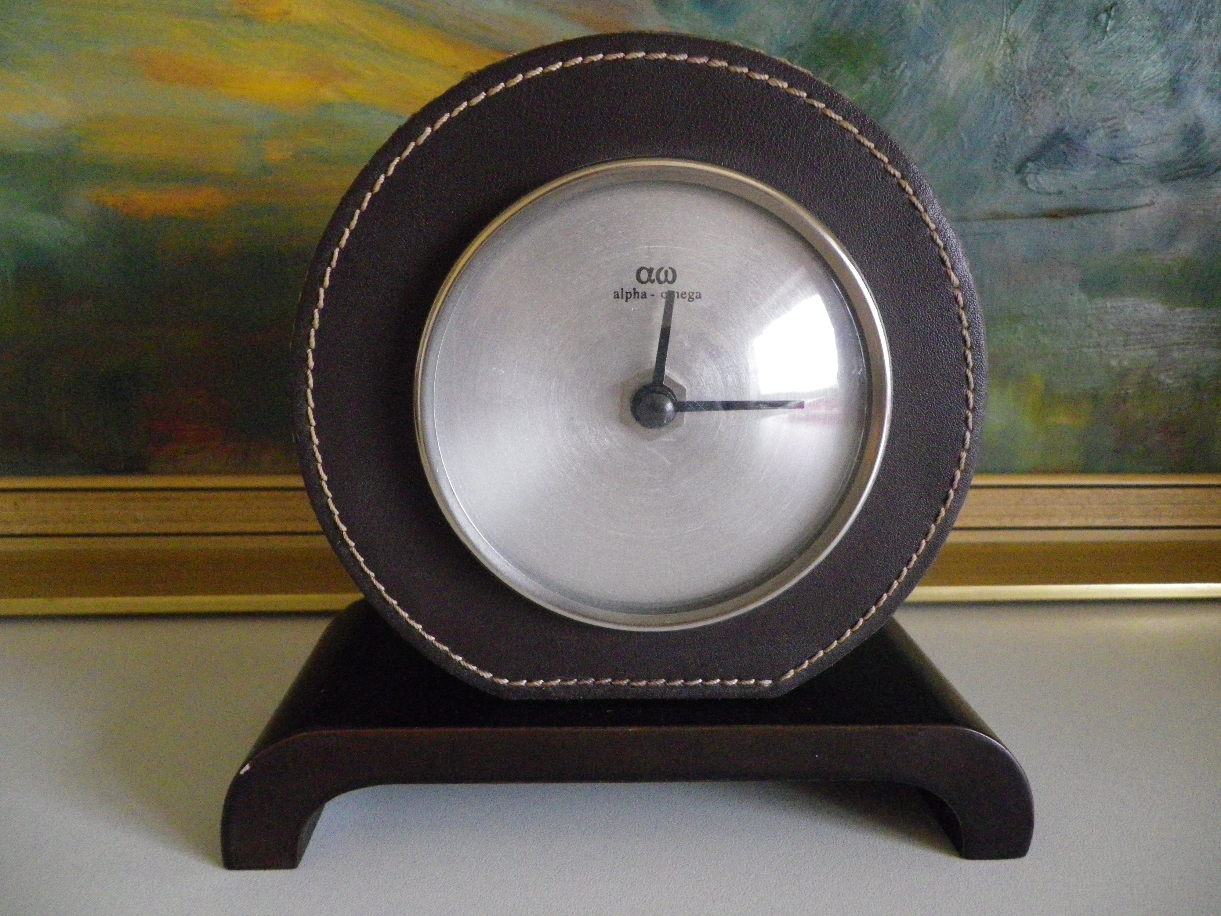 Horloge à poser Alpha Omega cuir et bois années 1970