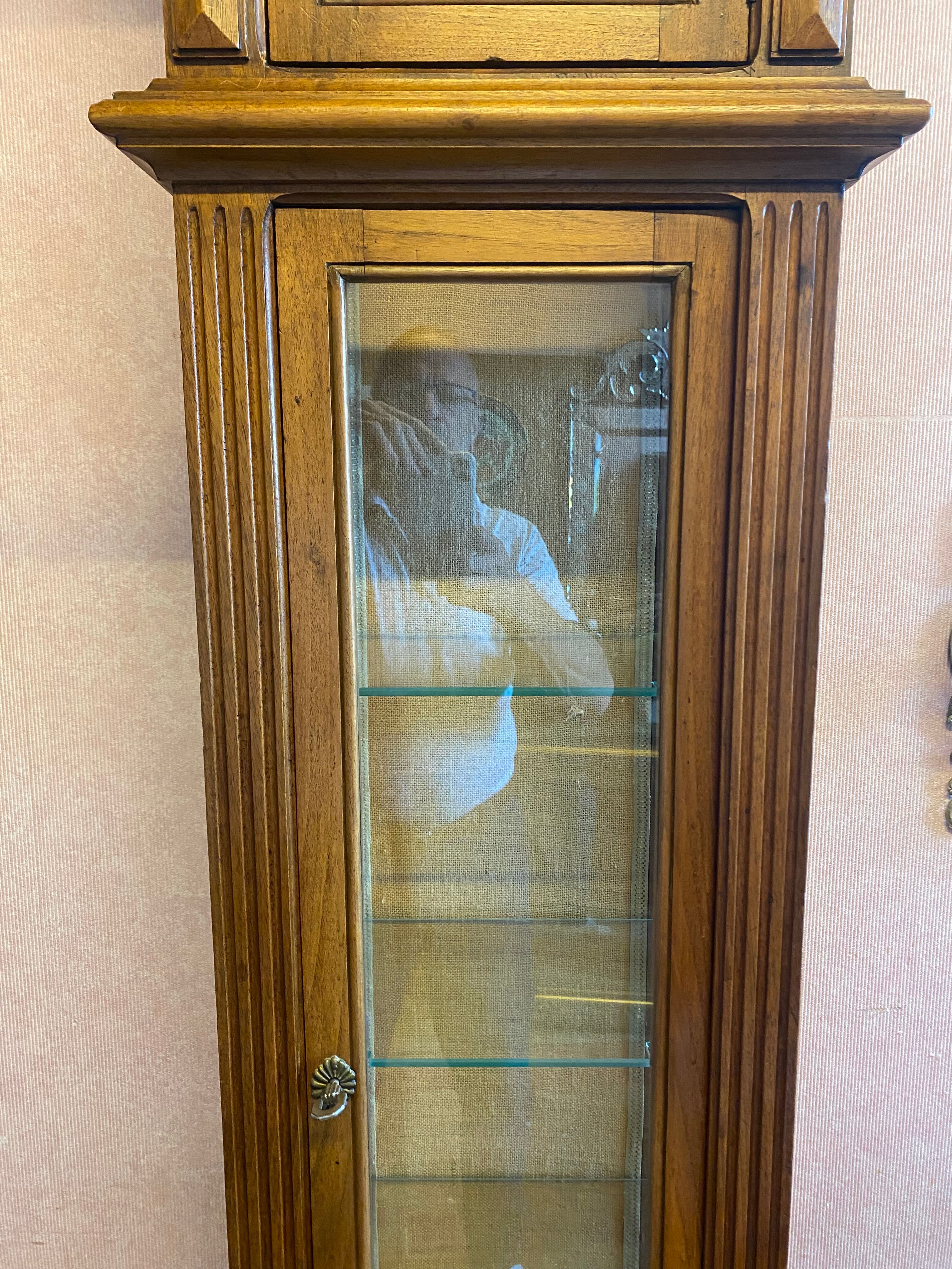 Walnut showcase, grooved uprights, 4 glass shelves