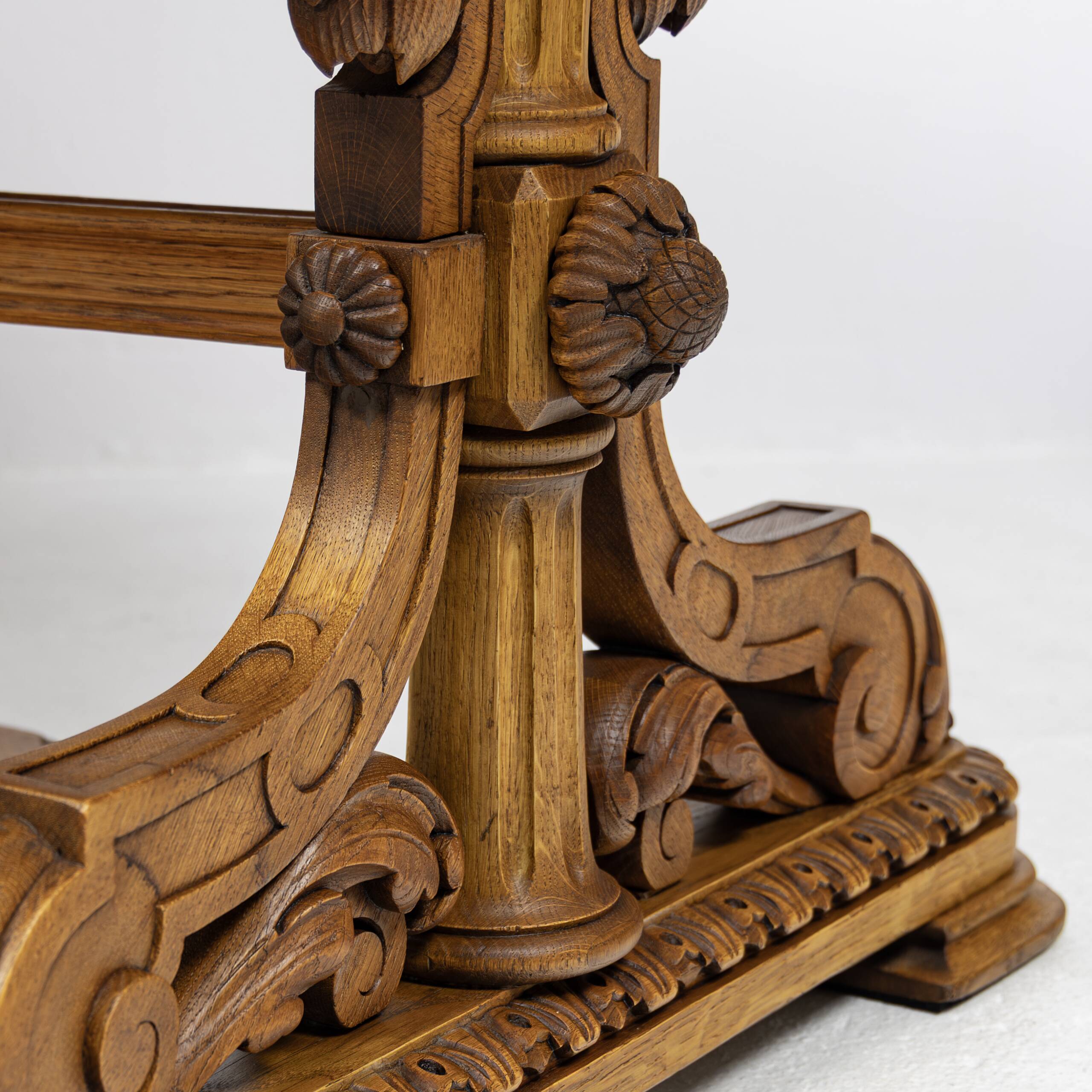 Table de bureau Néorenaissance en chêne 1880-1900