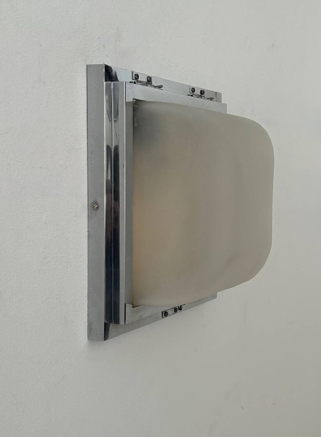 Modernist wall lamp, chrome-plated metal and sandblasted glass, France 1930