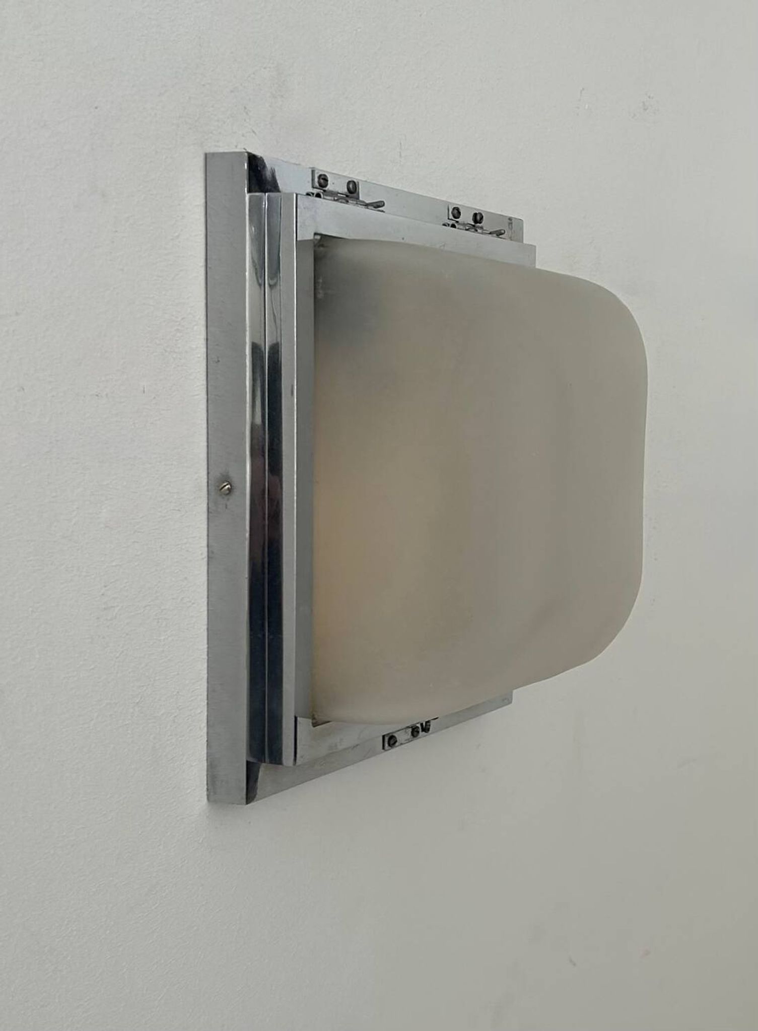 Modernist wall lamp, chrome-plated metal and sandblasted glass, France 1930