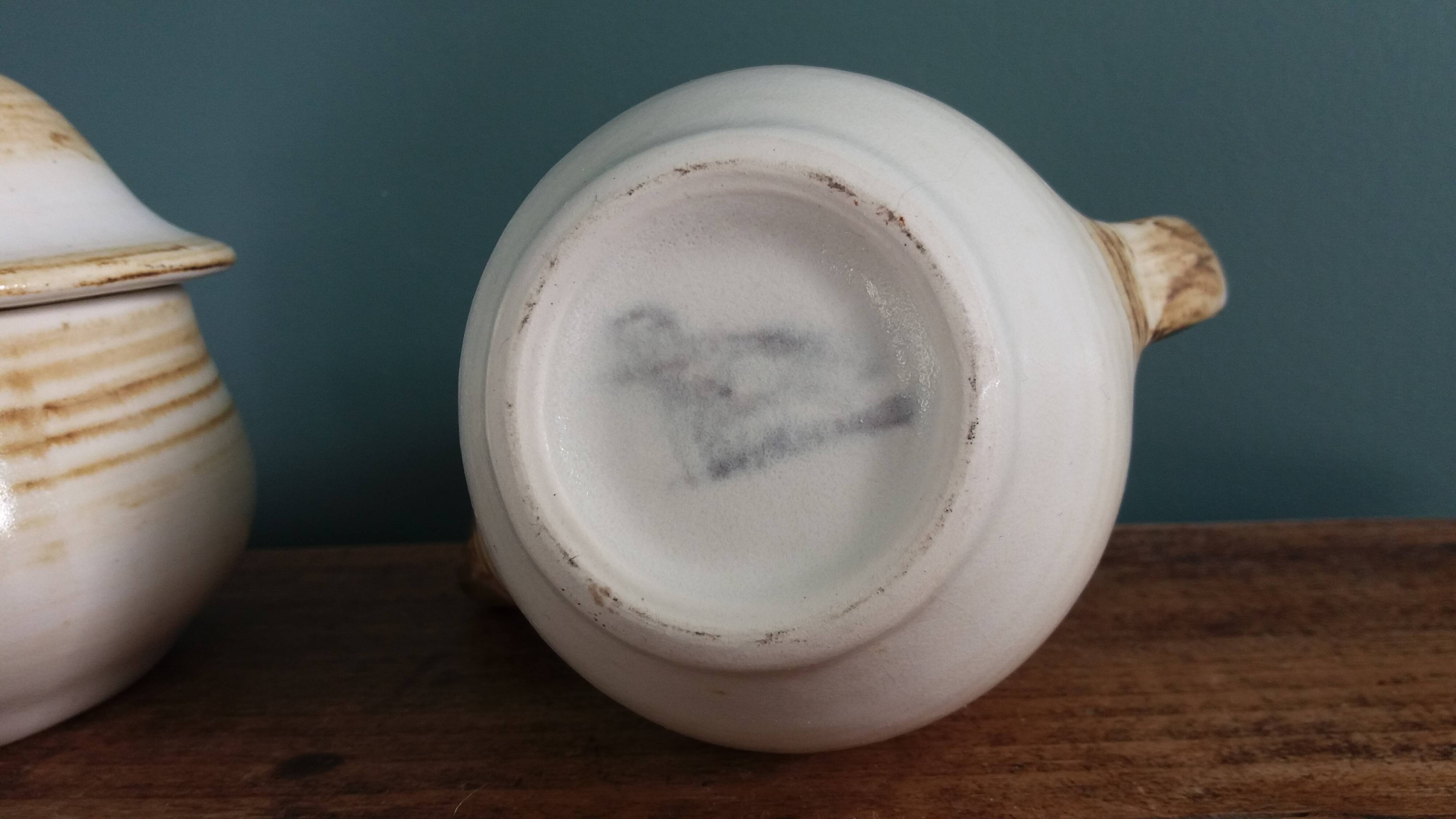 Sugar bowl and milk jug in Longchamp earthenware.