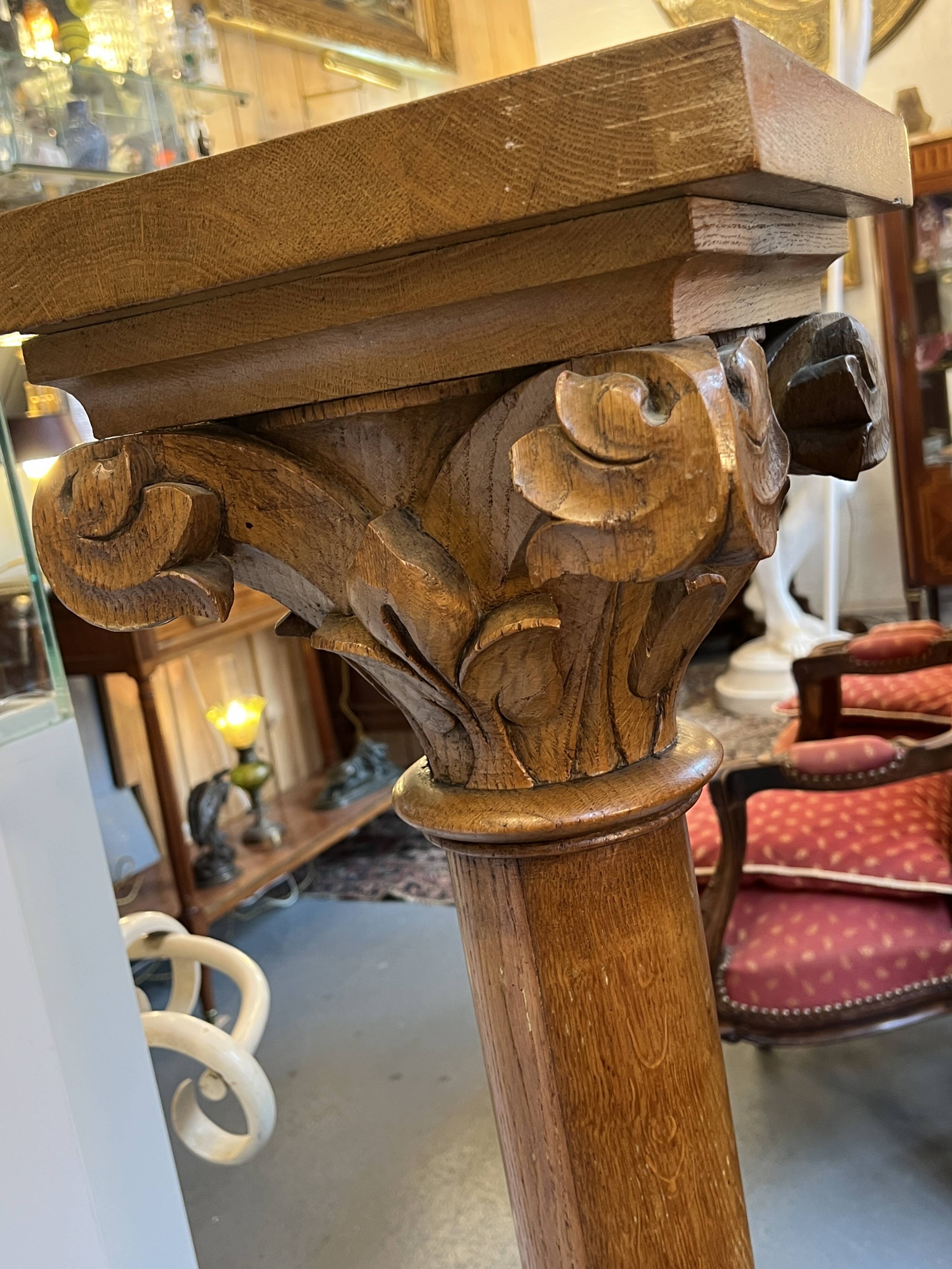 Pair of columns in light oak carved from the late 19th century, good quality, capital