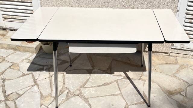Vintage FORMICA table with 2 extensions