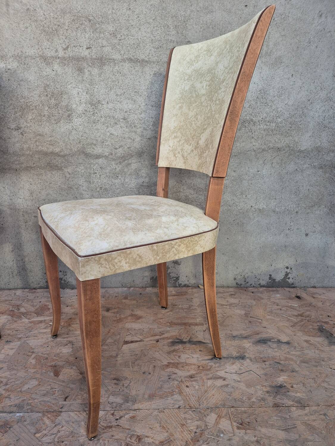 Lot de quatre chaises vintage