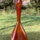 Bouteille en verre bullé orange  à panse incurvée, vers 1970