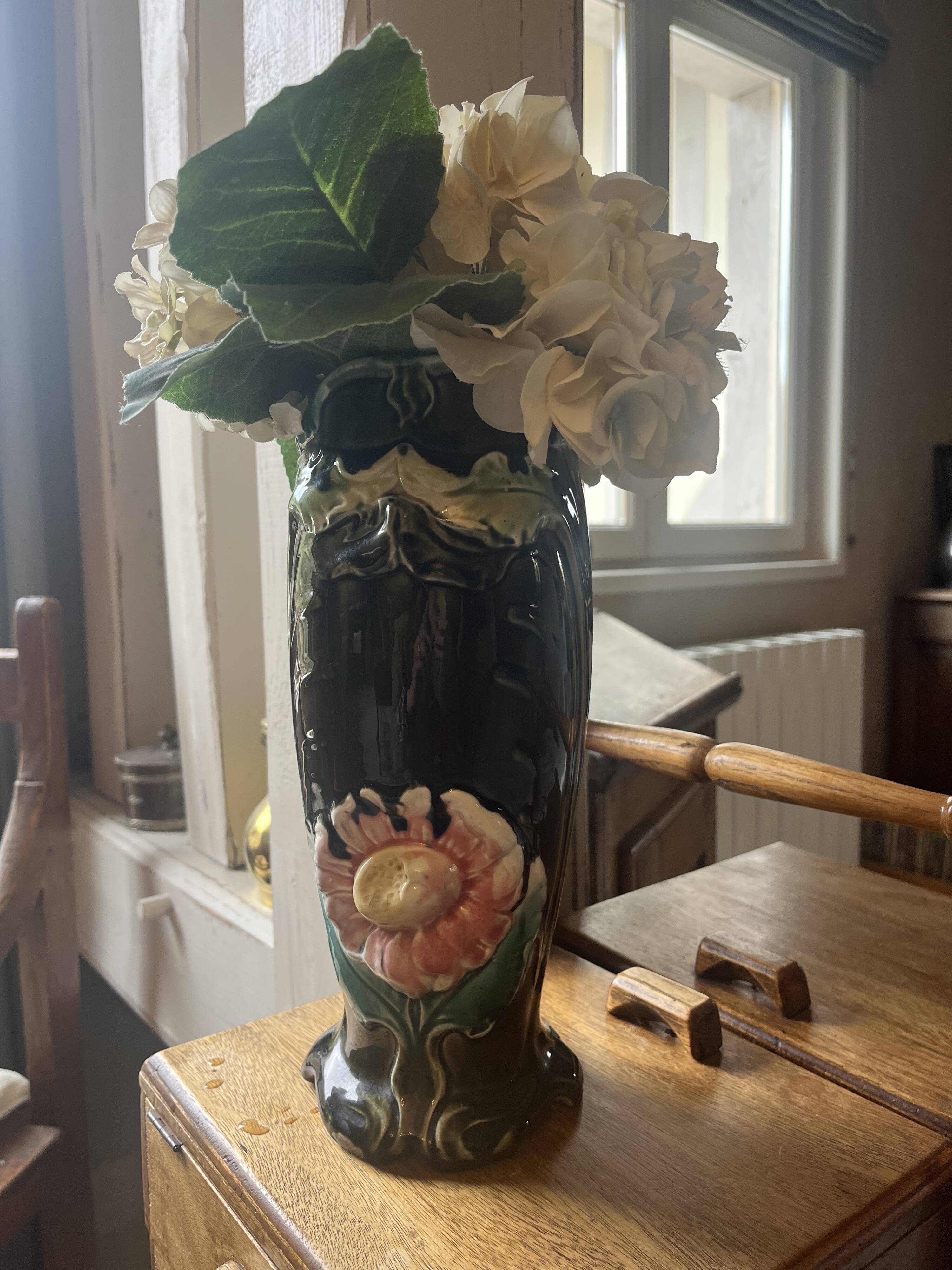 Vase art déco en barbotine signé A.G de Bruyn