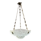 Suspension Art déco en verre moulé-pressé à décor géométrique signé Degué